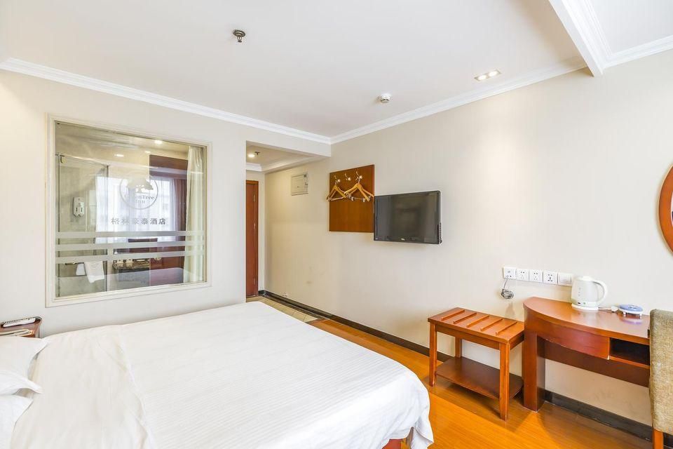 Hotel Queen Room