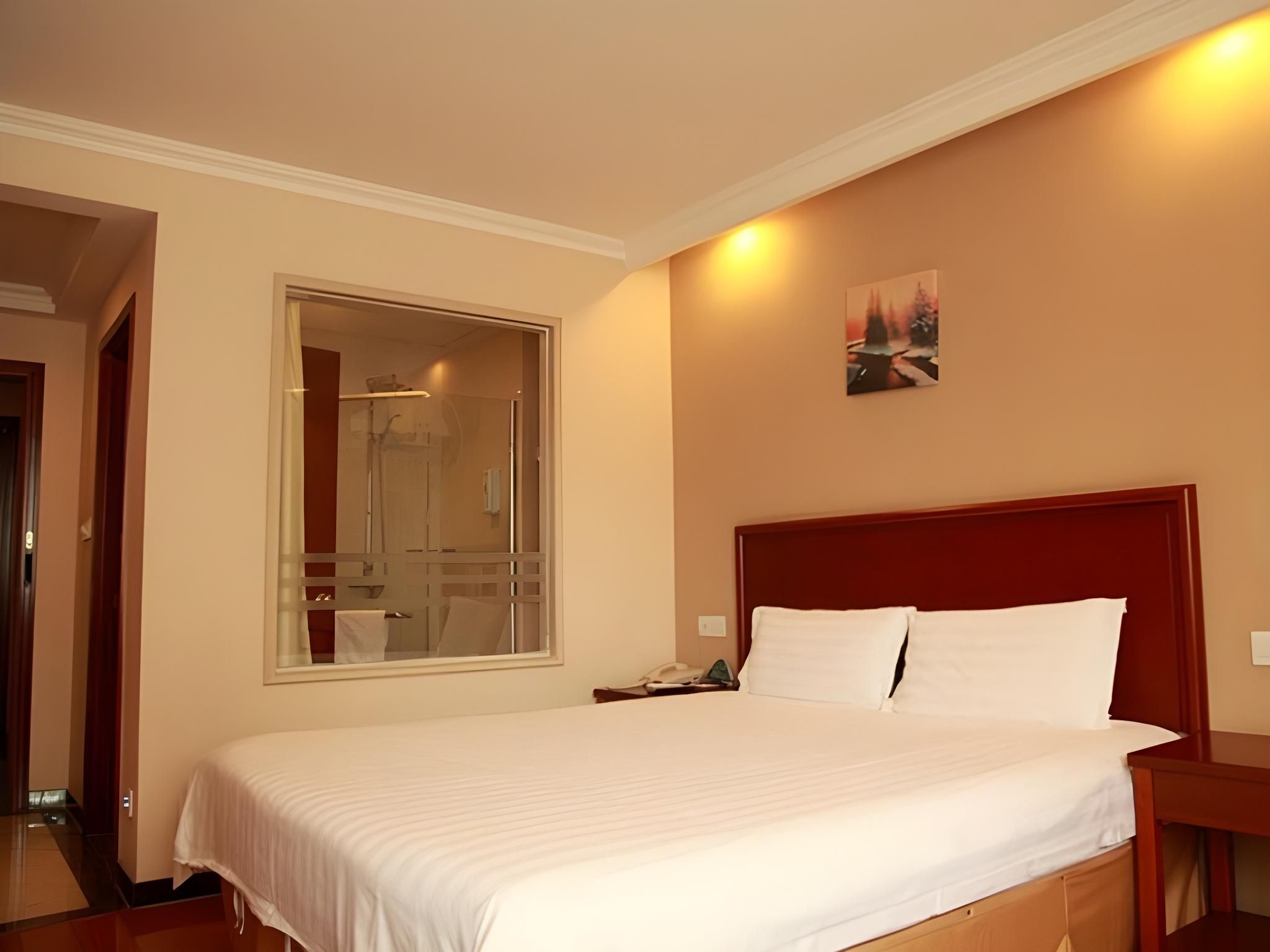 Hotel Queen Room