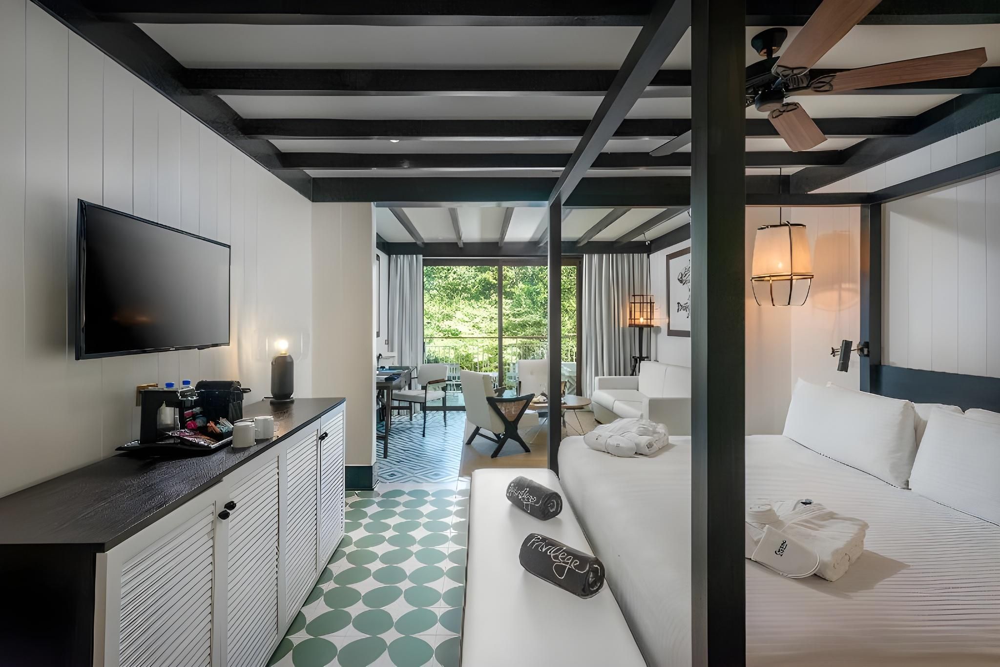 Privilege Swim Up Master Suite