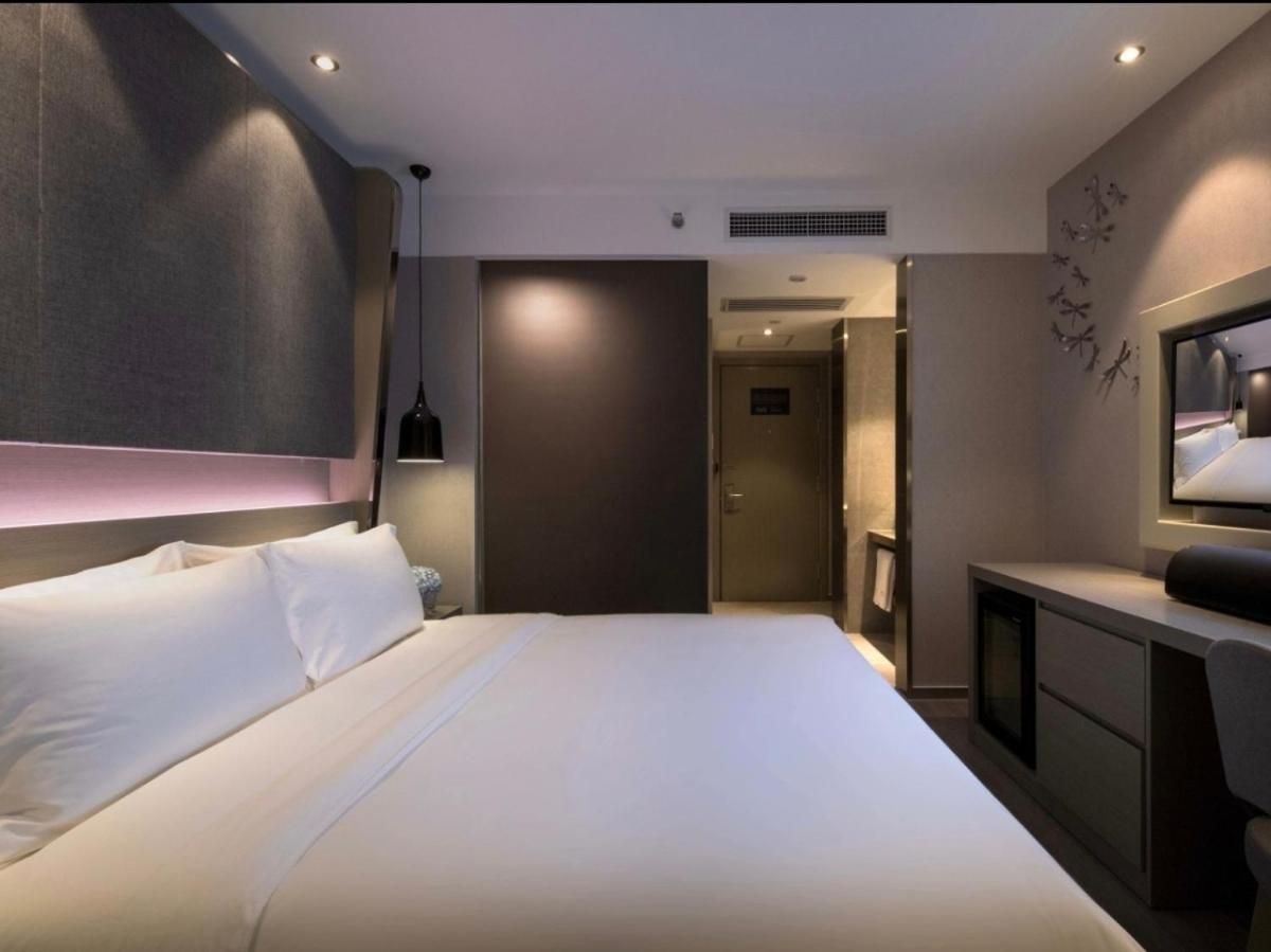 Business Queen Room