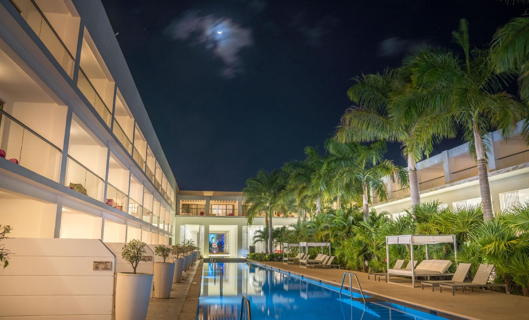 swimming pool [outdoor]