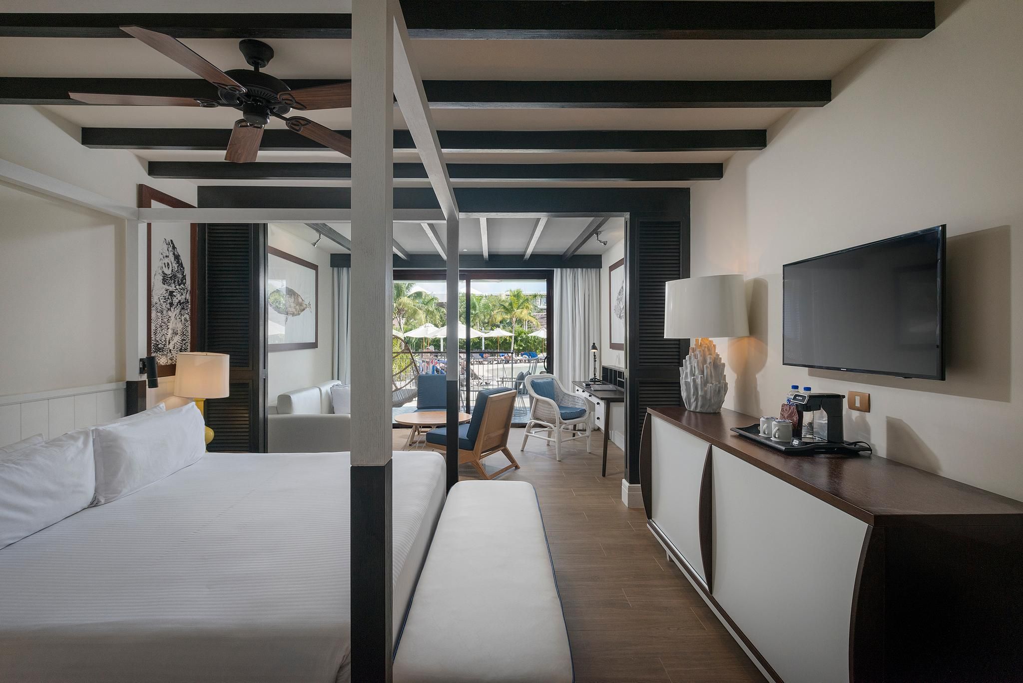 Swim-Up Junior Suite