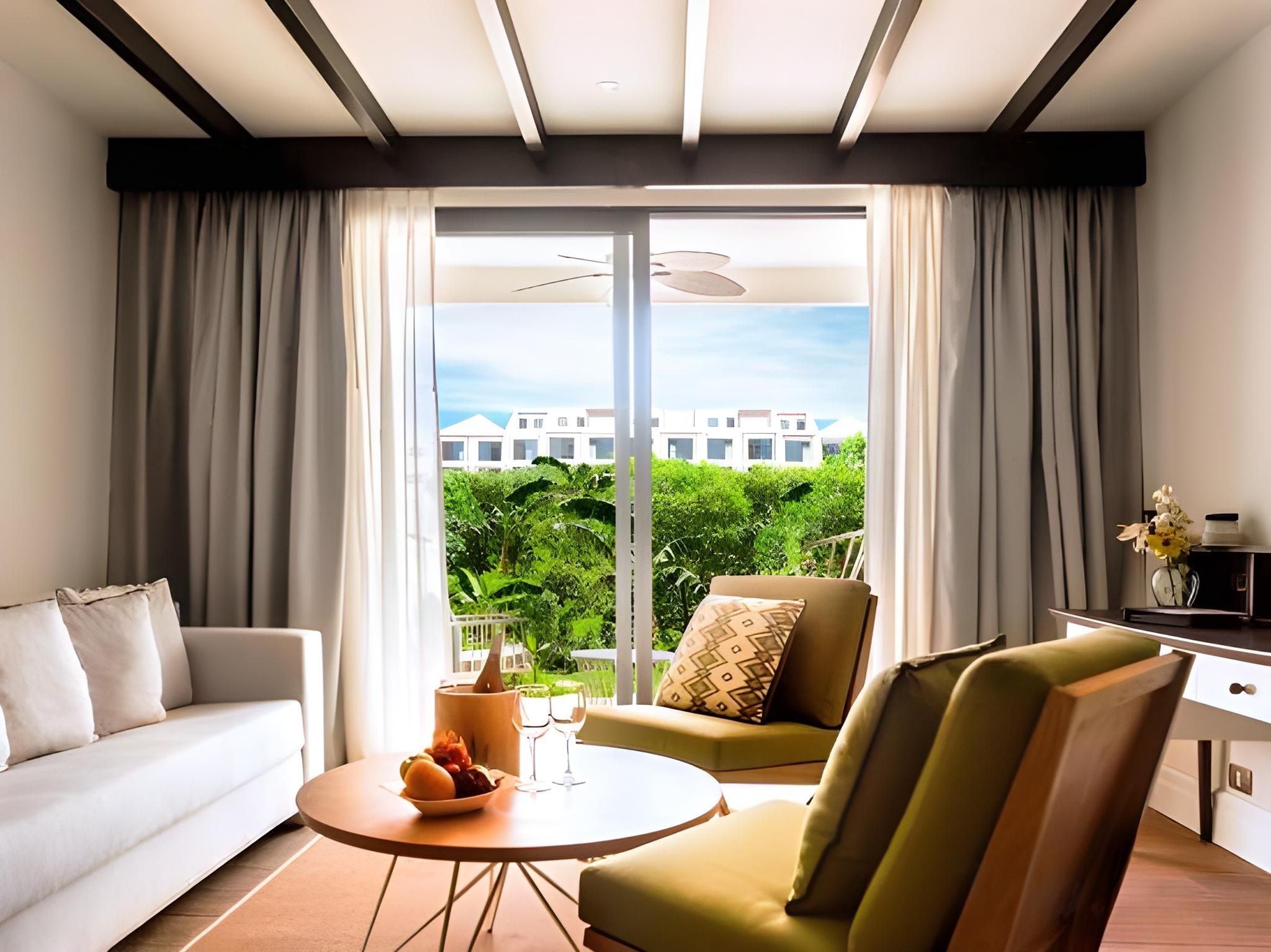 Swim-Up Junior Suite