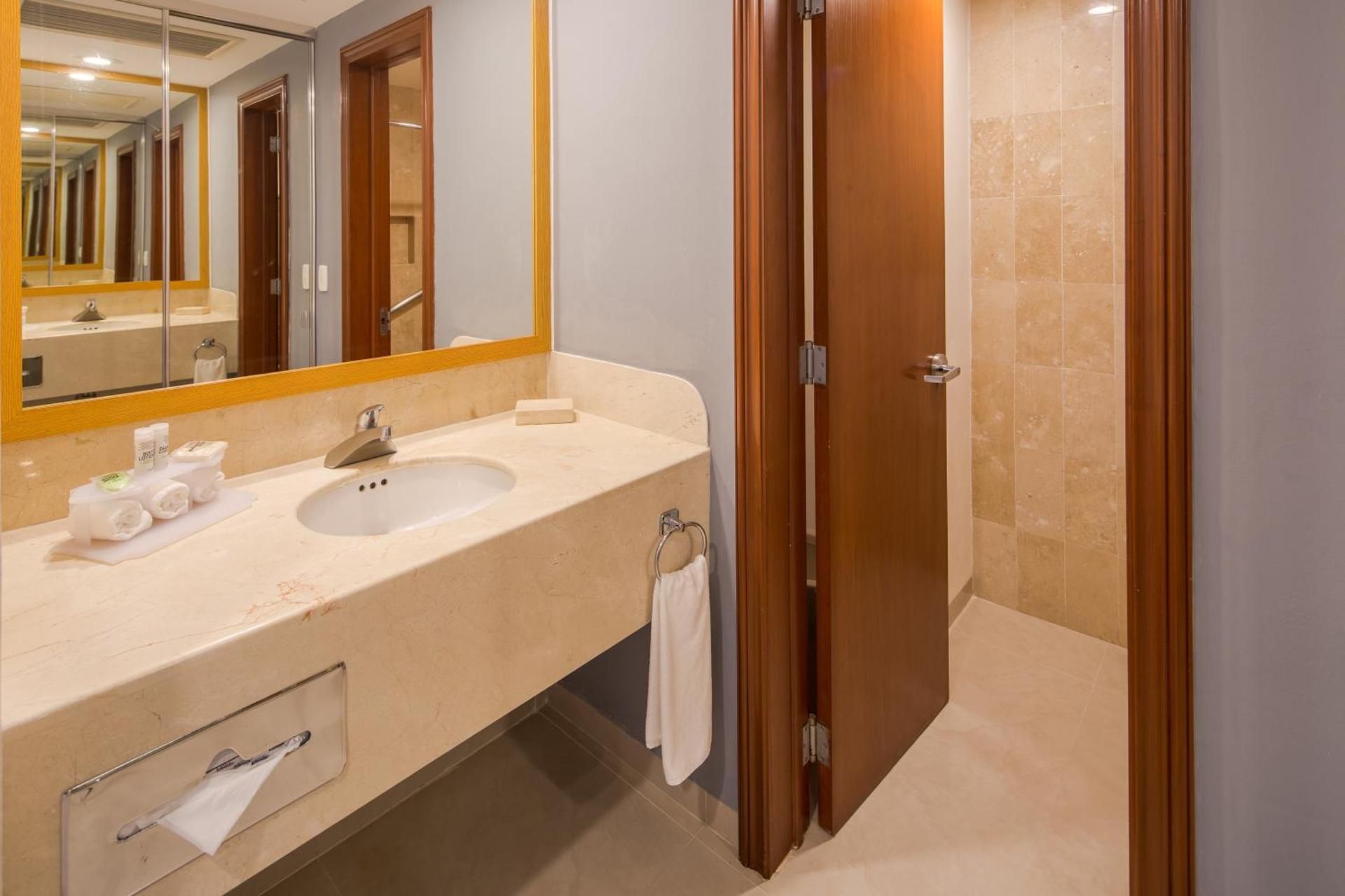 Wyndham Garden Playa del Carmen Superior King Studio Suite - Non-Smoking 3