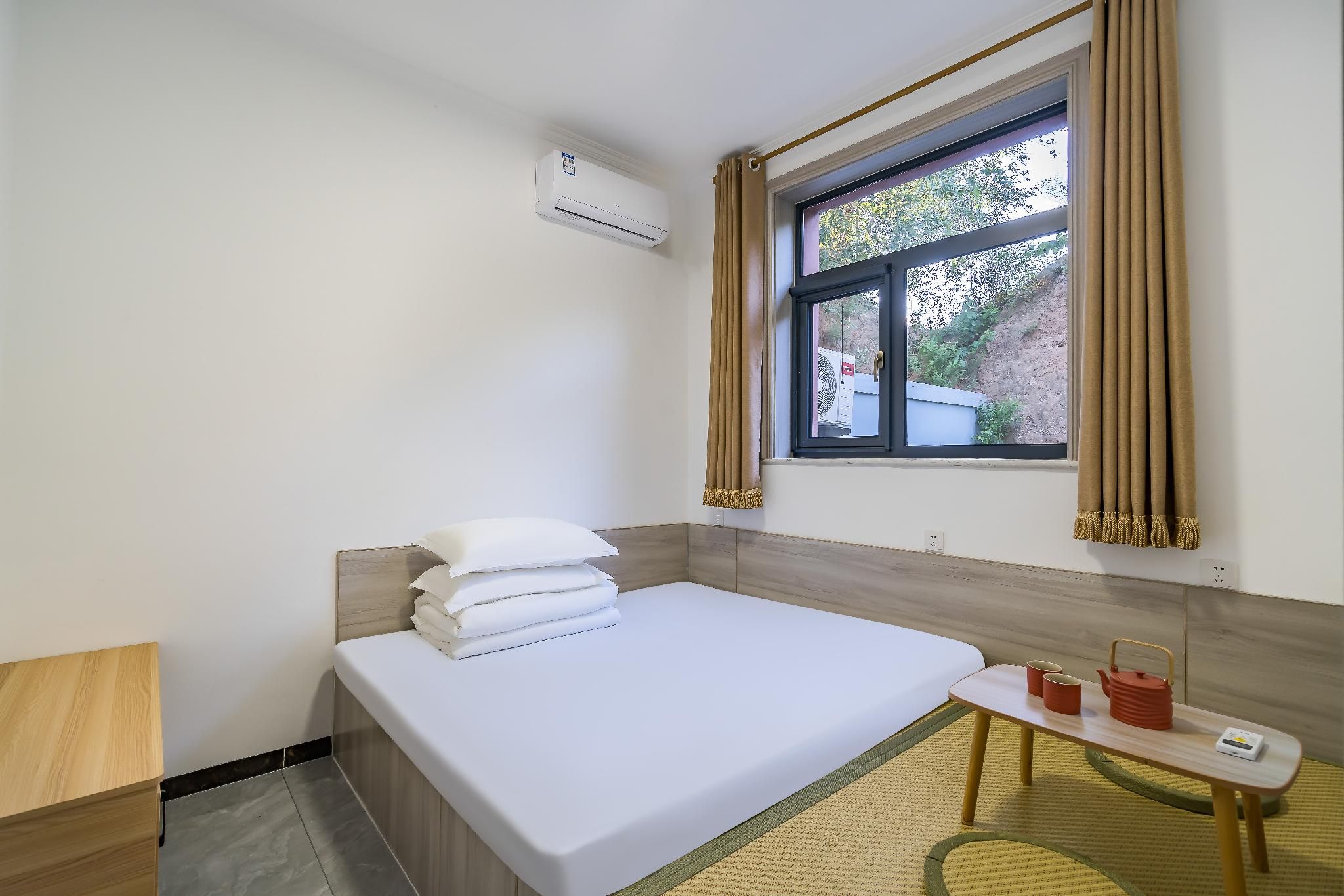 Room with Queen Bed