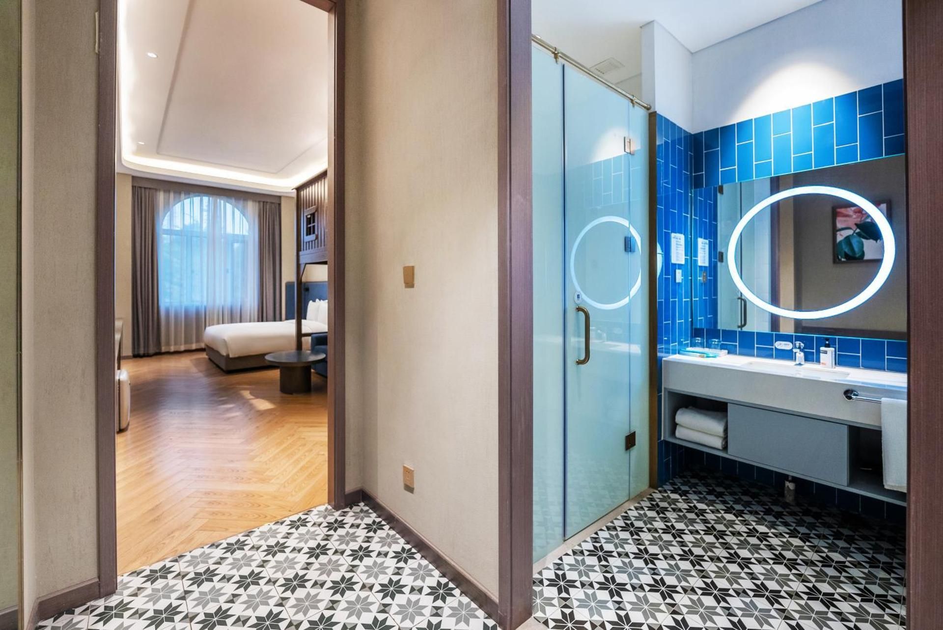 1 King 1 Single Suite Additional Living