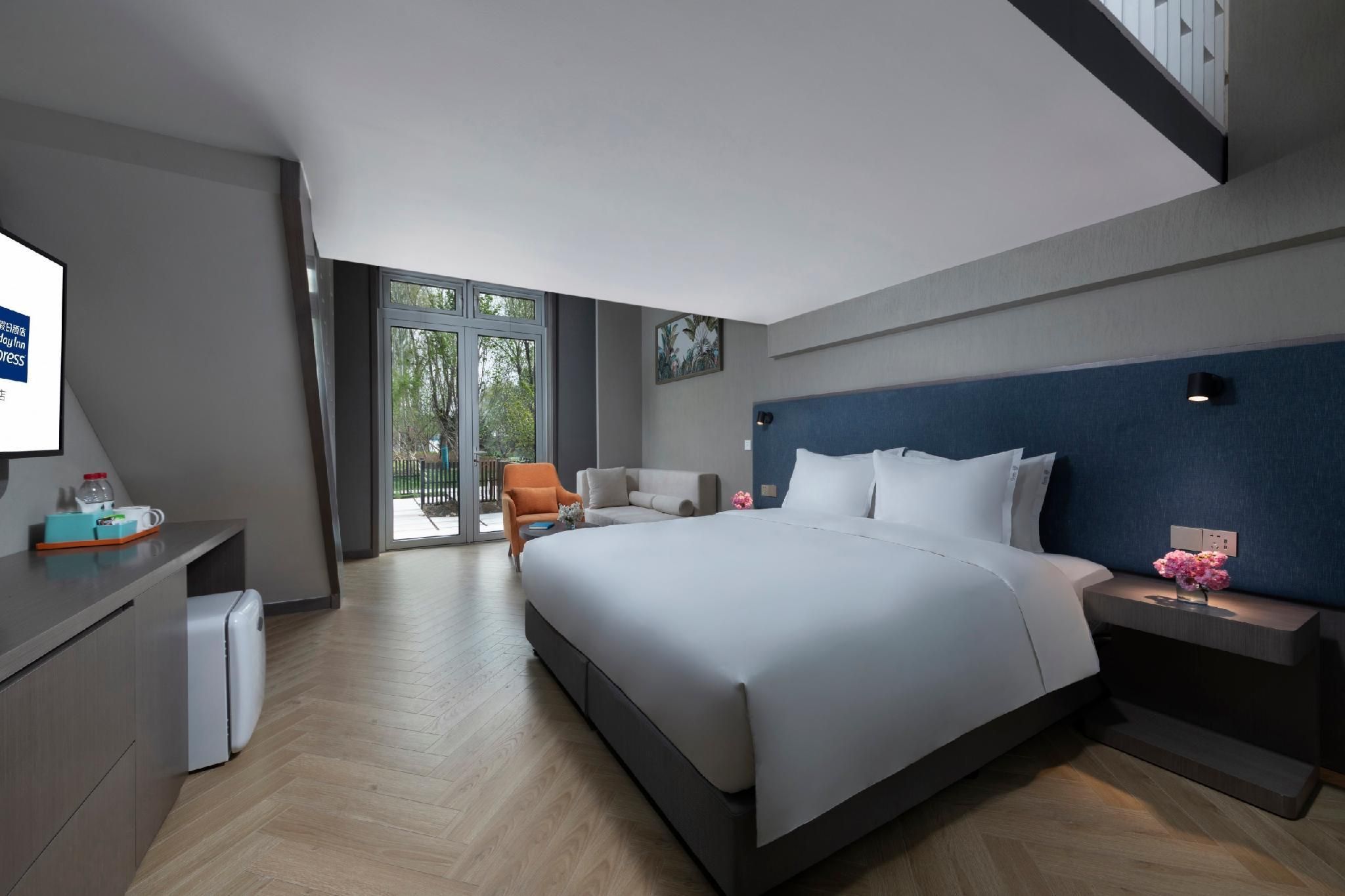 1 King Bed Suite Additional Living Area