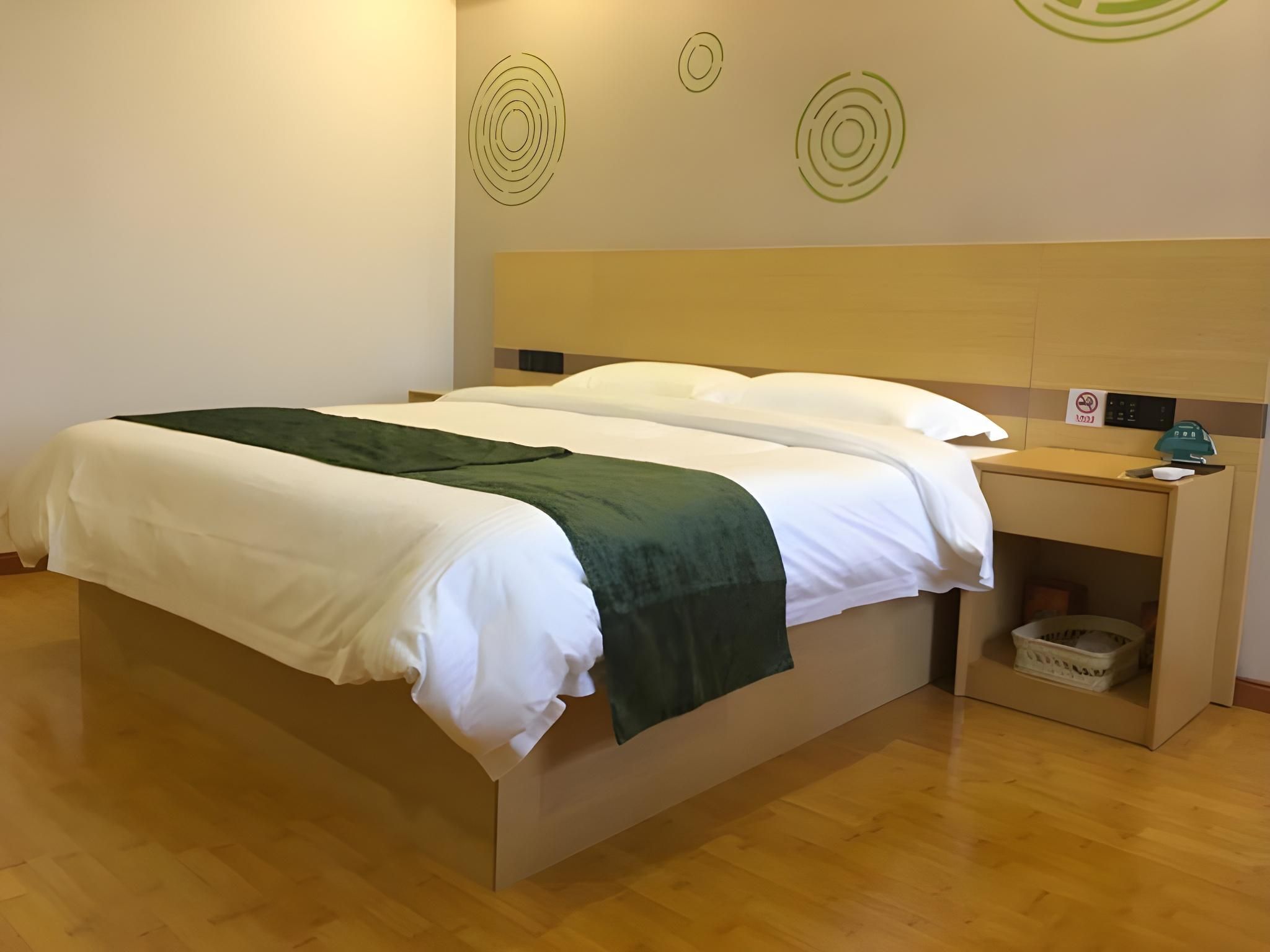 Feature Queen Room