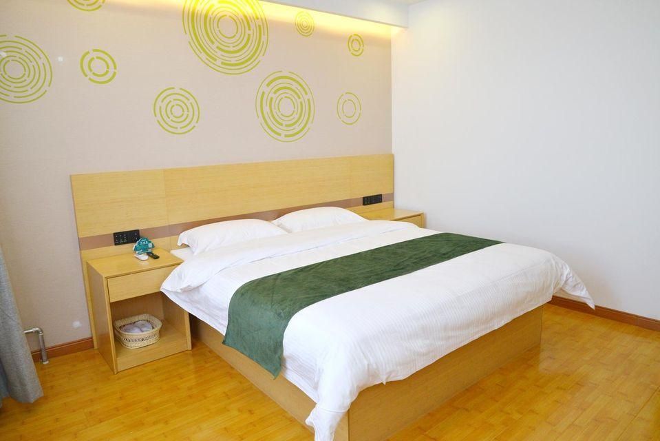 Feature Queen Room