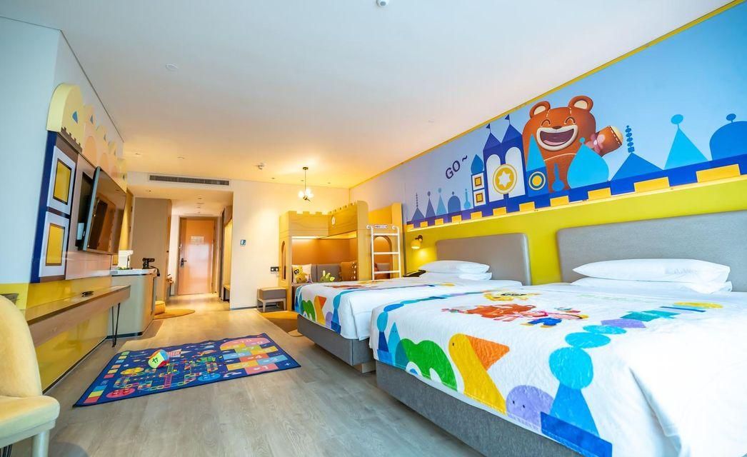Deluxe Bobo-Themed Room with Two Twin Beds
