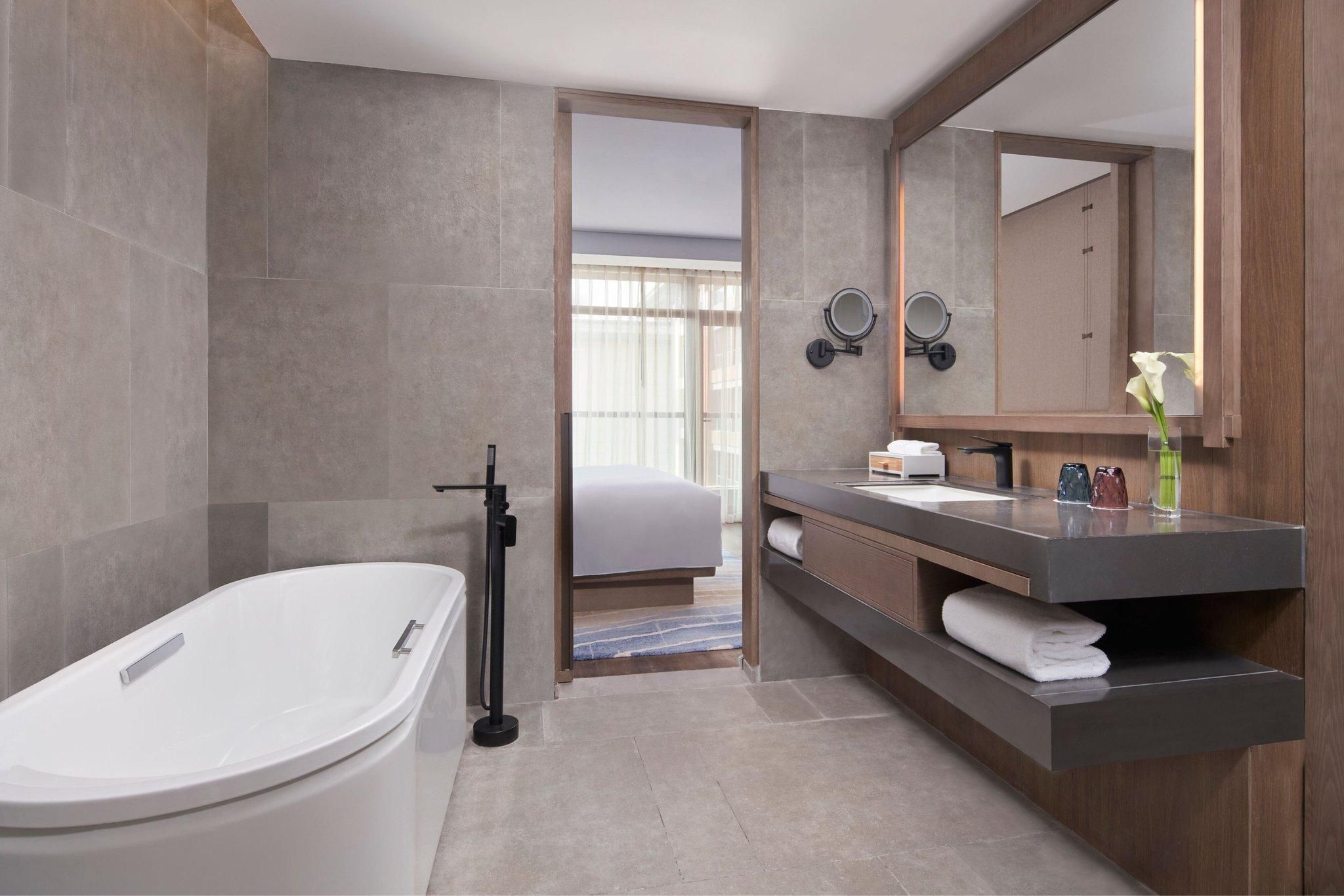 Distinctive, Larger Guest room, 1 King