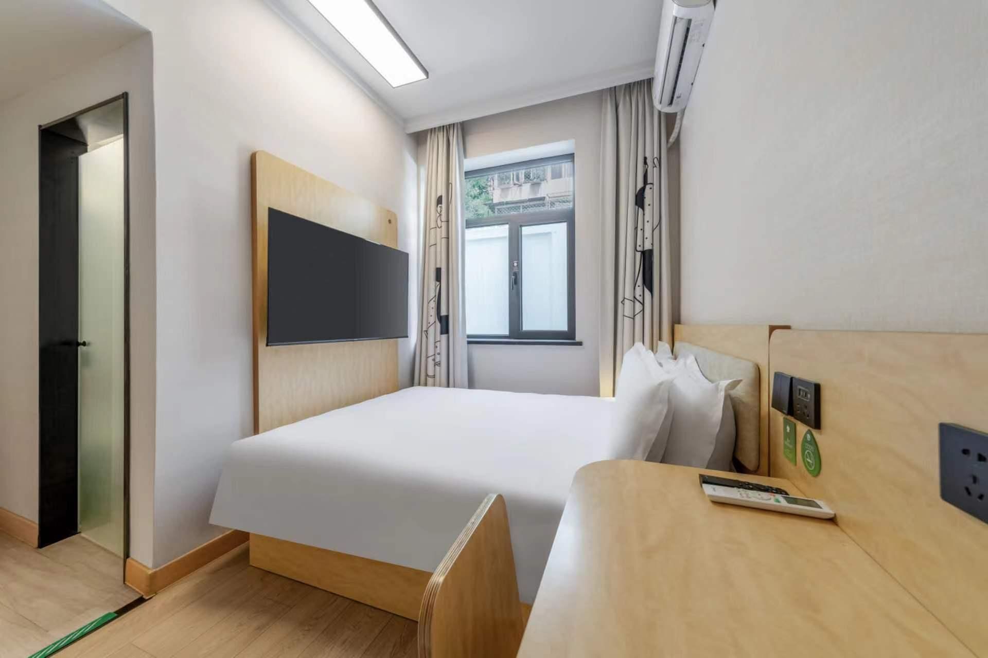 Huazhu - Room With Bed