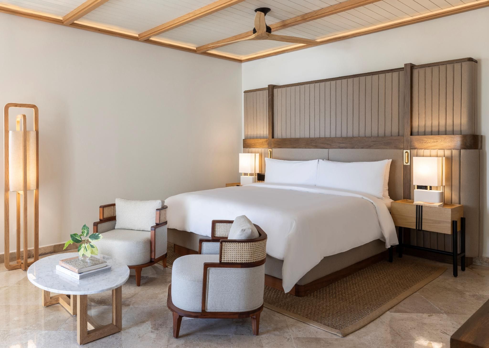 BEACH FRONT PREMIUM SUITE 1 KB 1075sf,99sm, inf inity pool, butler services