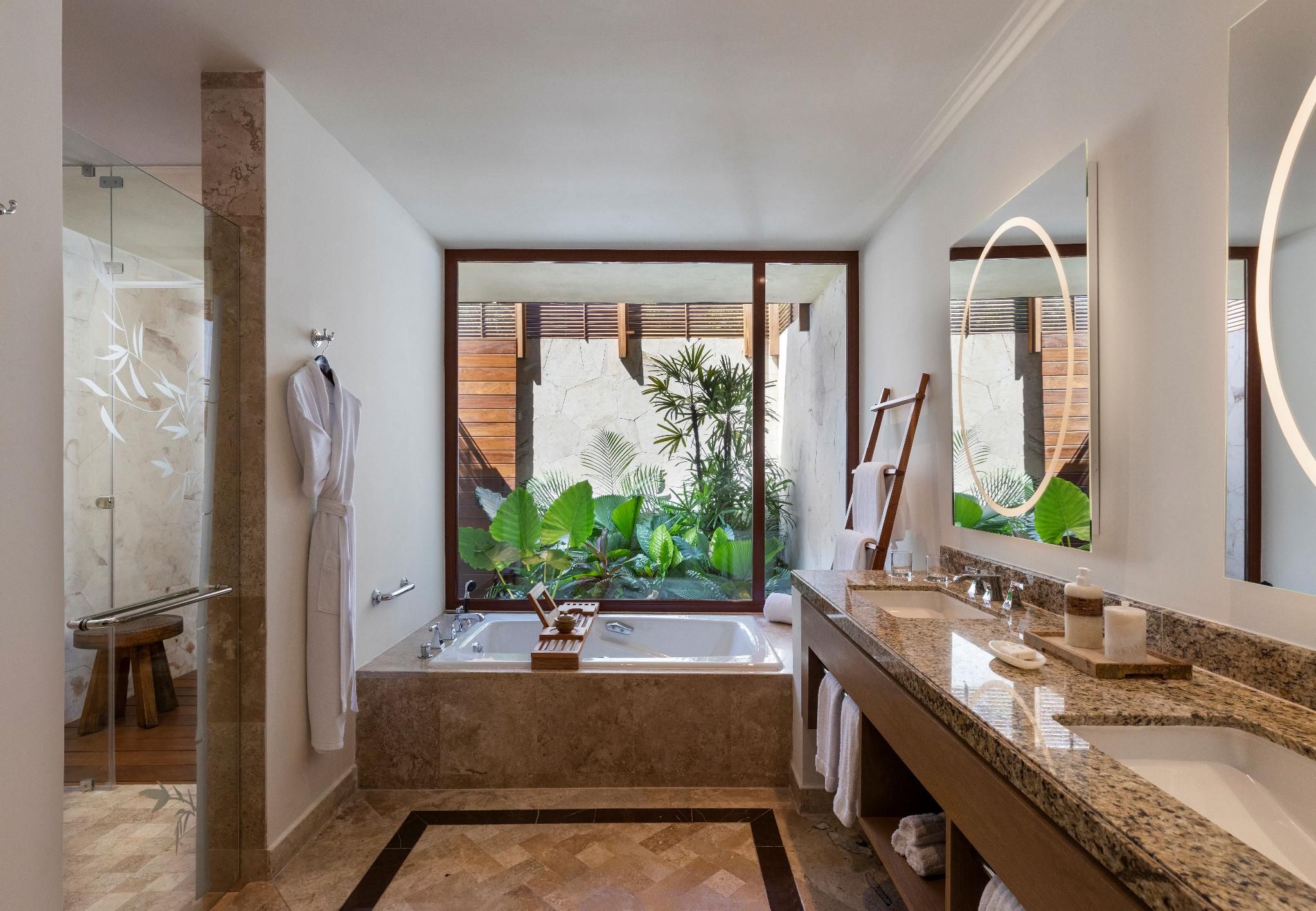 CORAL SUITE 1 KING 1495sf,138sm lagoon views, i nfinity plunge pool, butler services