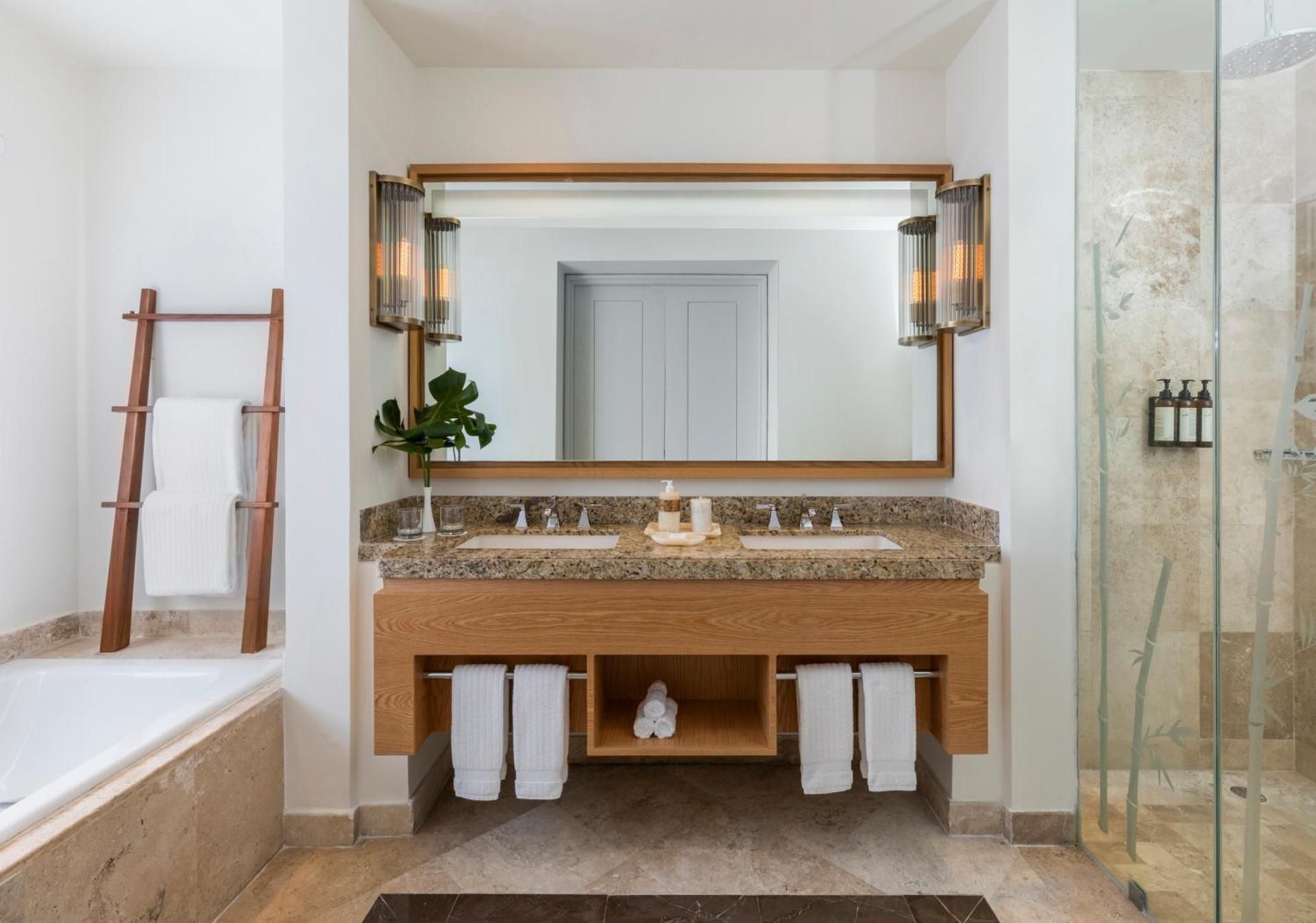 FAIRMONT VIEW 1 KING, 426sf,40sm panoramic reso rt view bath with soaking tub & separate shower