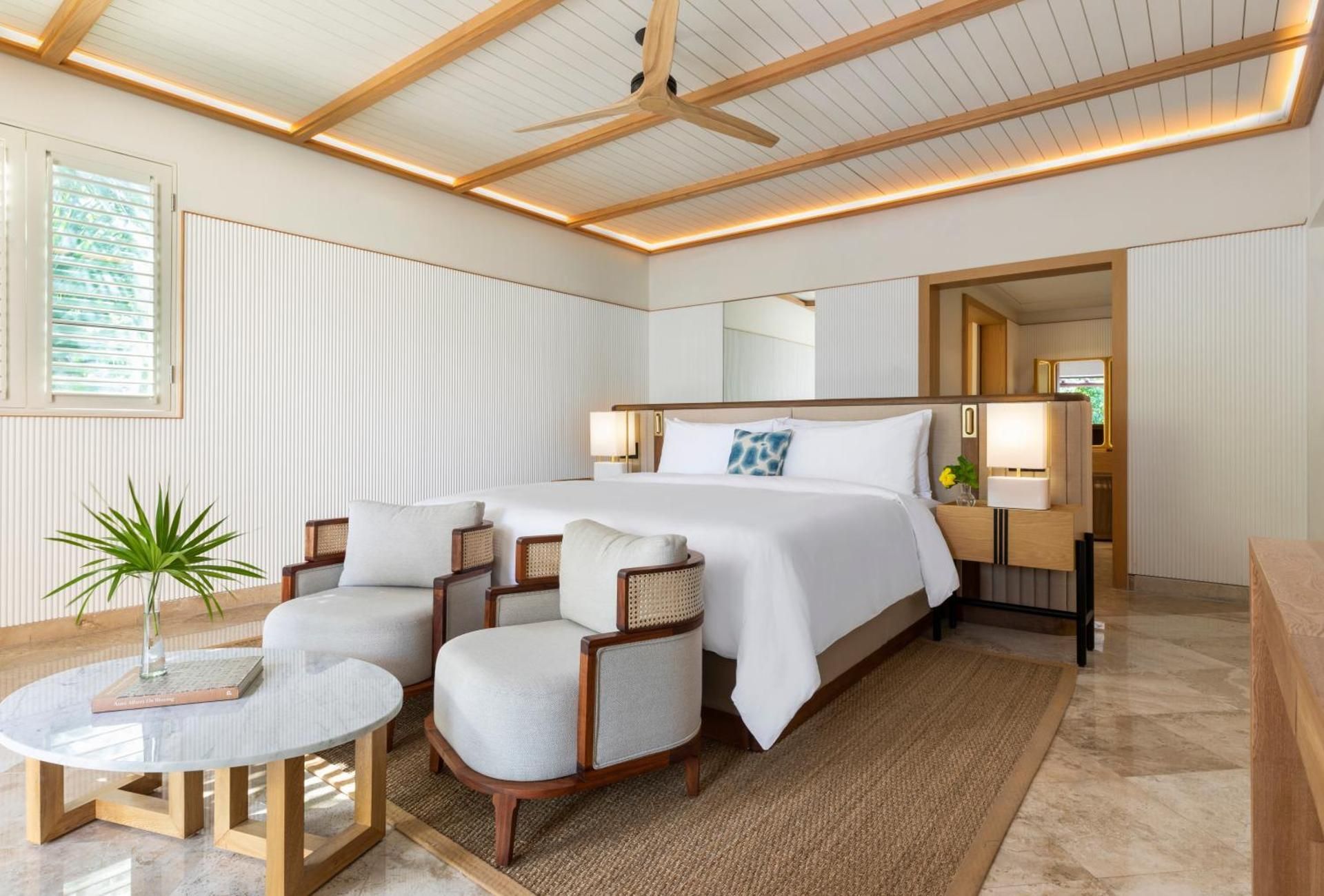 CAMALEON PRESIDENTIAL SUITE 1 KING 2 QUEEN 2205 sf,204sm, on the beach, infinity pool