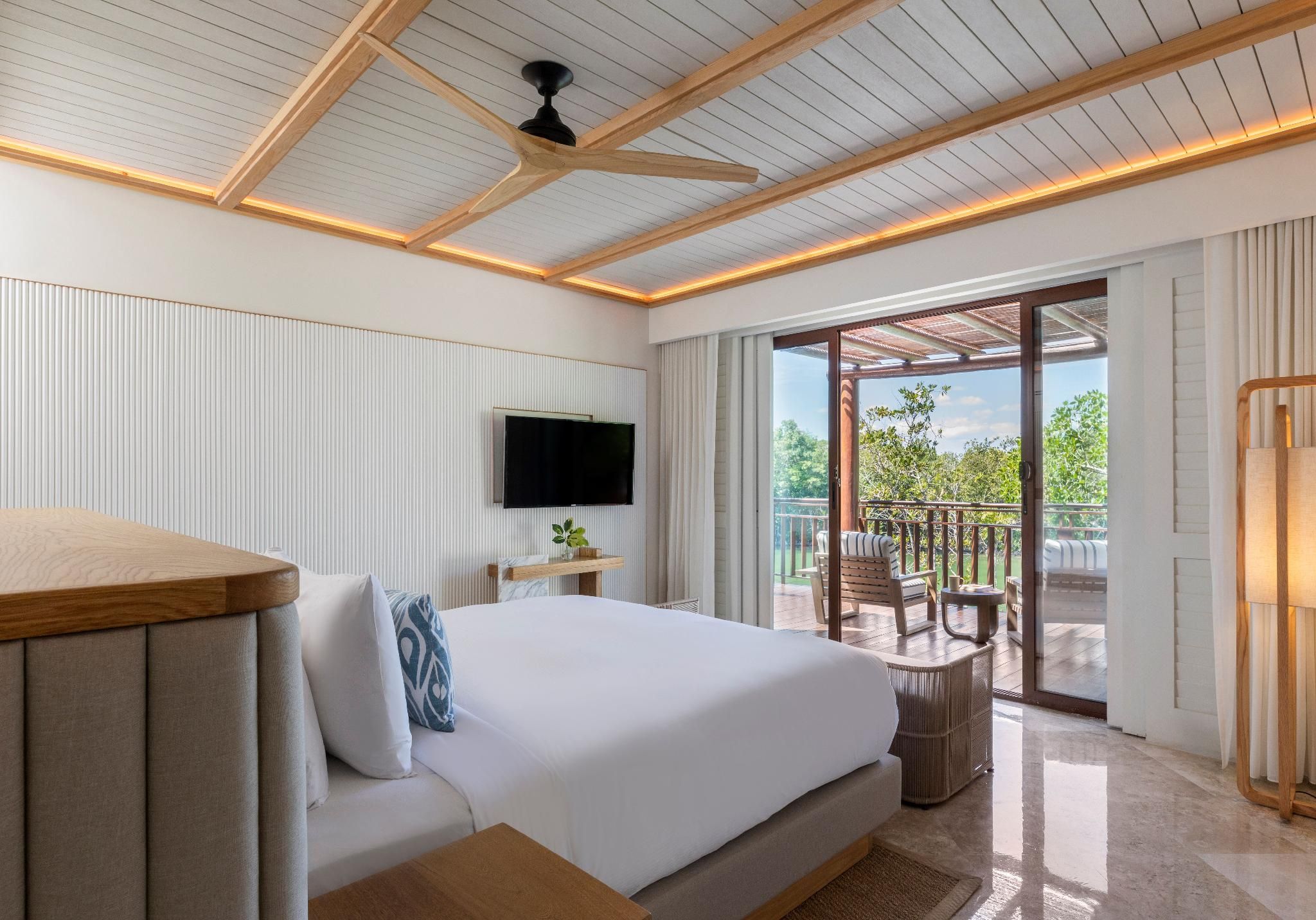 BEACH AREA CASITA 1KG 458sf,42sm, steps from th e sea, butler service