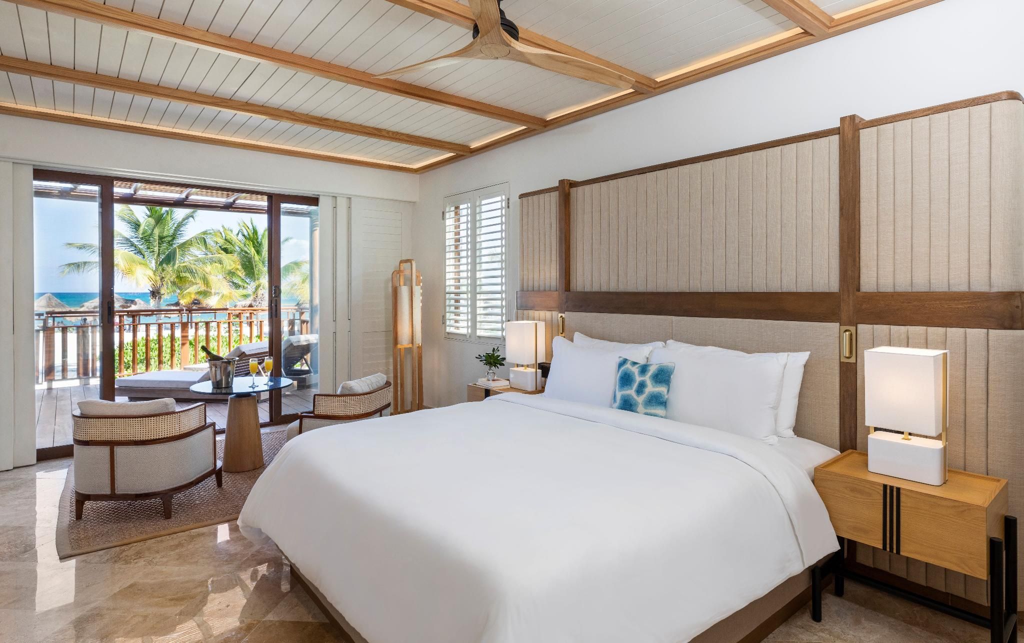 BEACH FRONT SUITE 1KB 963sf,89sm, on the beach , infinity pool, butler services