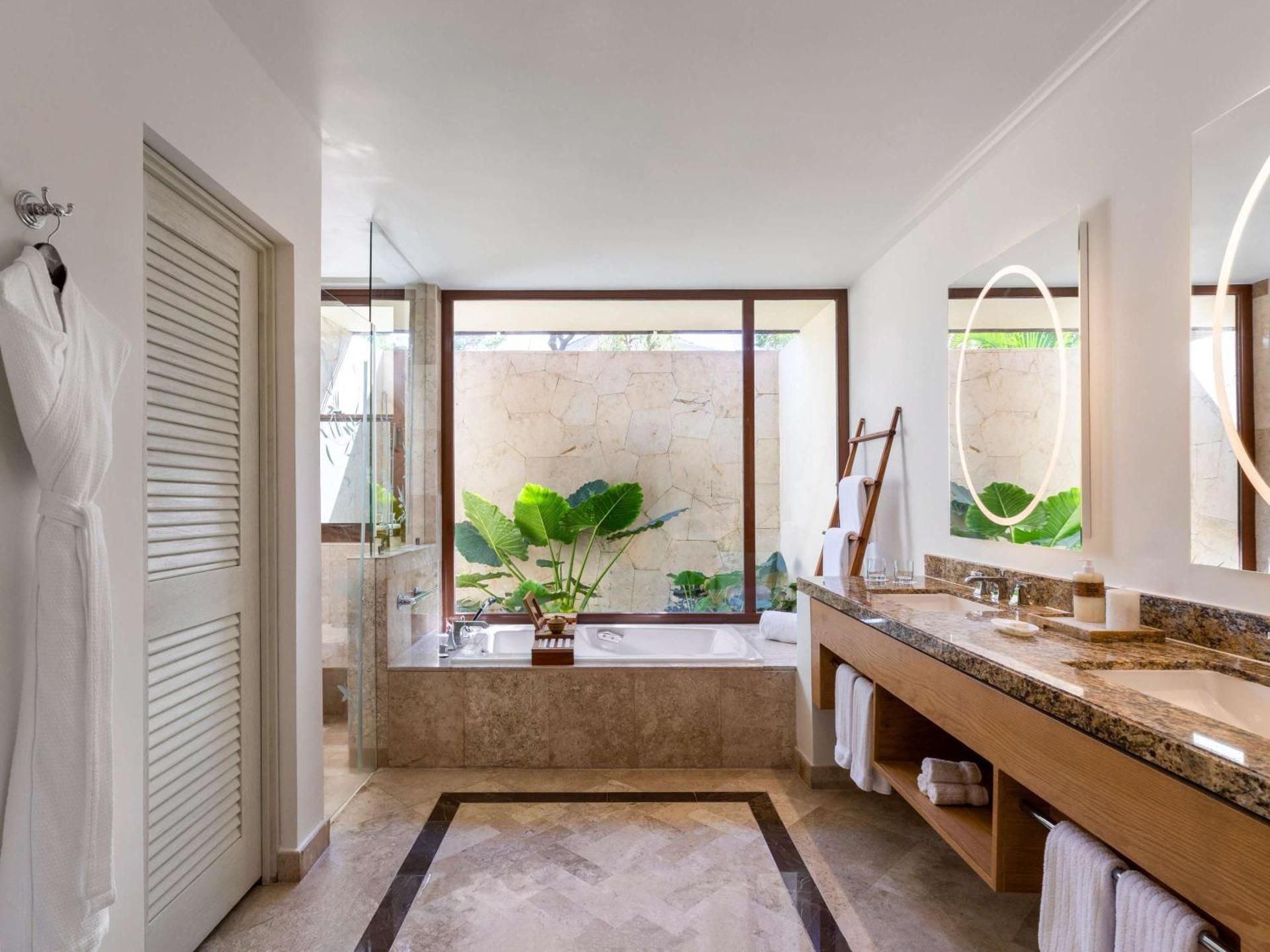 BEACH AREA CASITA 2QN 504sf,46sm, steps from th e sea, butler service