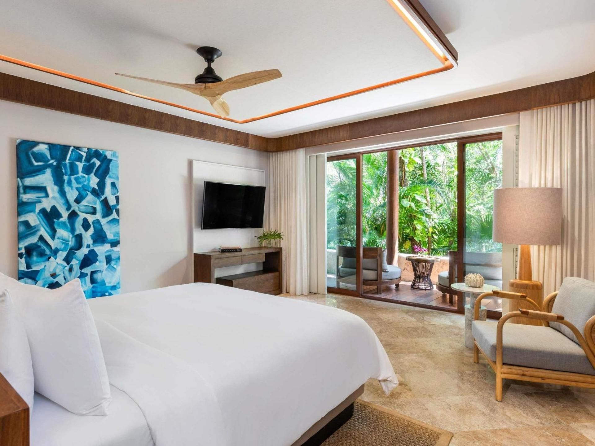 BEACH AREA SUITE 1 KING 1113sf,103sm, rooftop p ool, sofa bed, butler services