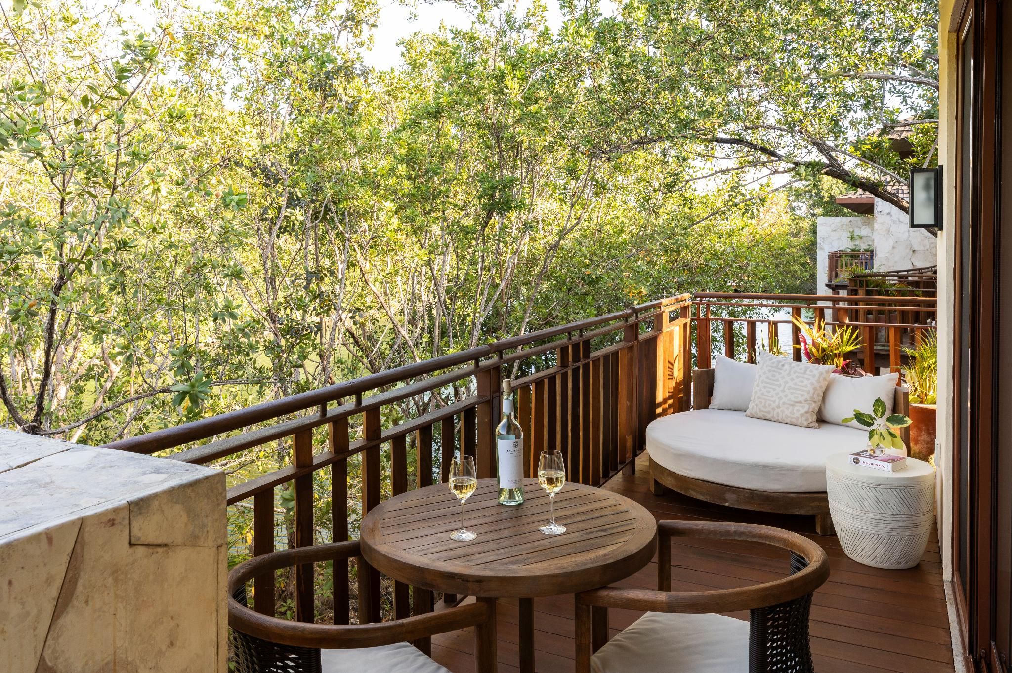 SIGNATURE CASITA SUITE 1 KING 915sf,85sm, lagoo n view, living room, sofa bed.