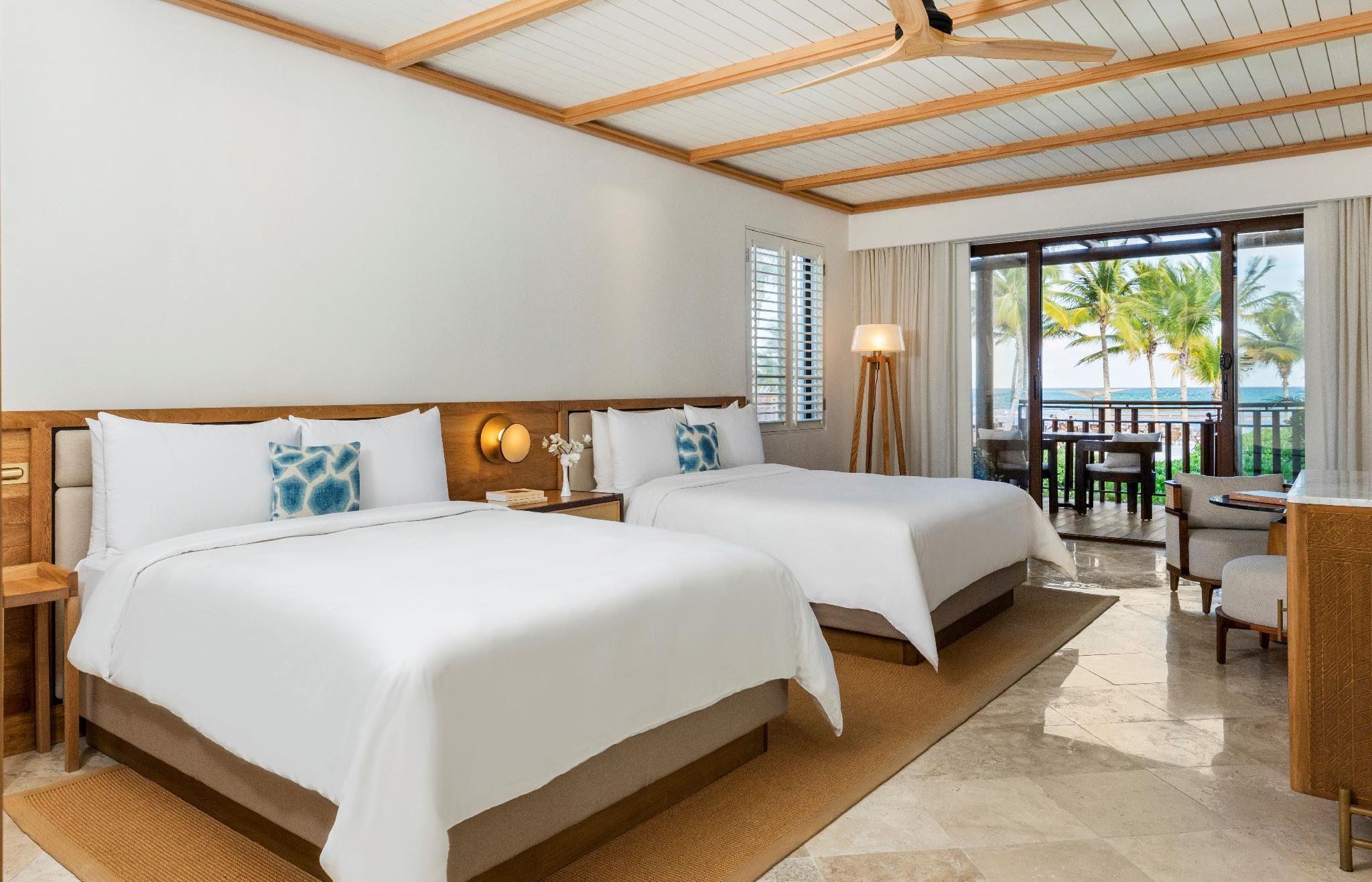 BEACH FRONT CASITA 2 QN 504sf,46sm, private sta irway to beach, butler services