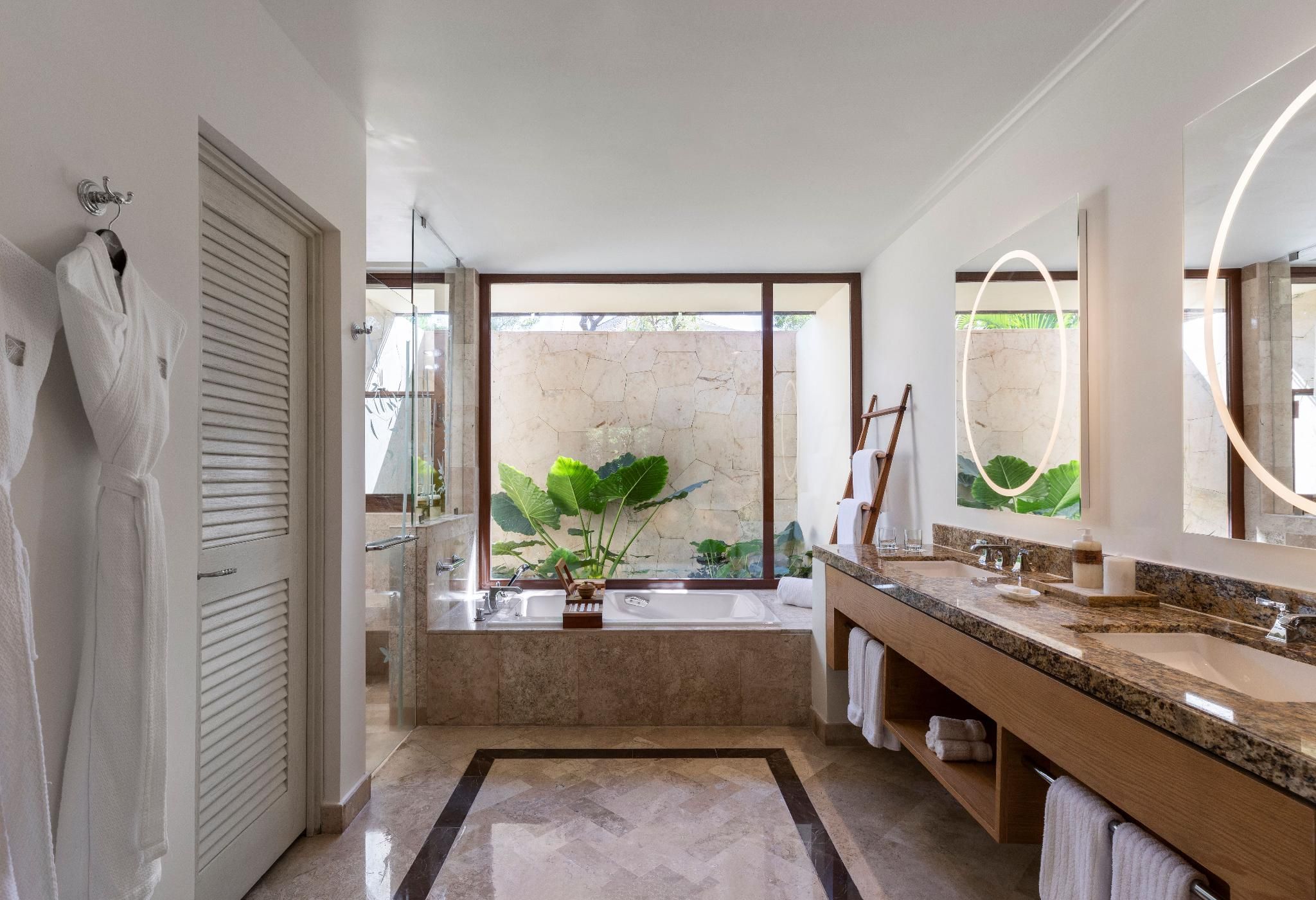 BEACH AREA SUITE 1 KING 1113sf,103sm, rooftop p ool, sofa bed, butler services