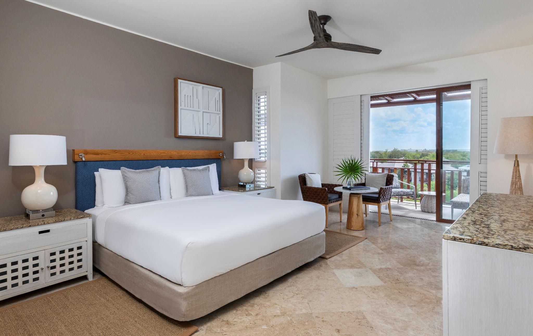 FAIRMONT VIEW 1 KING, 426sf,40sm panoramic reso rt view bath with soaking tub & separate shower