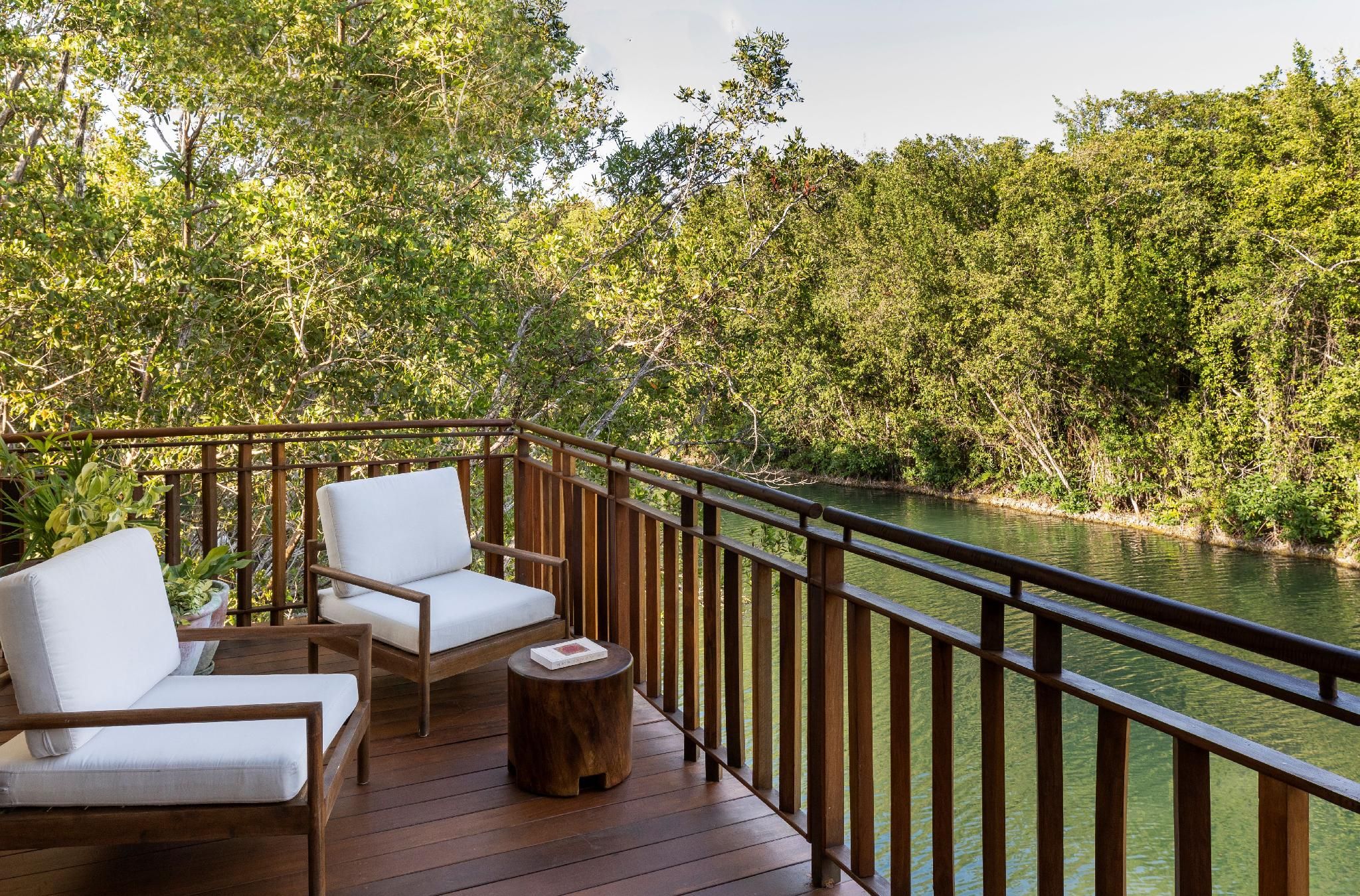 SIGNATURE CASITA SUITE 2 QN 1003sf,93sm, lagoon view, living room, sofa bed.
