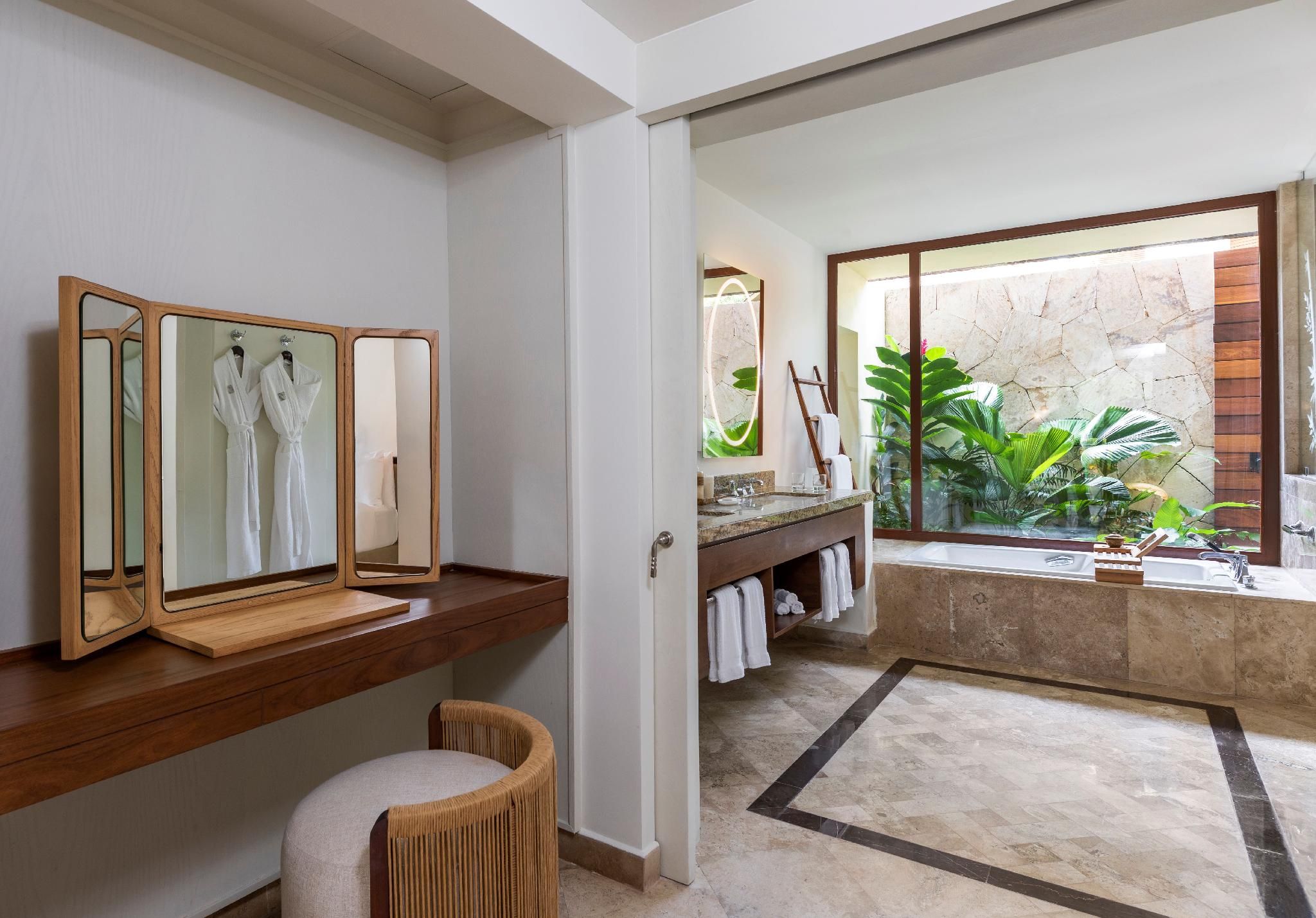 SIGNATURE CASITA SUITE 1 KING 915sf,85sm, lagoo n view, living room, sofa bed.