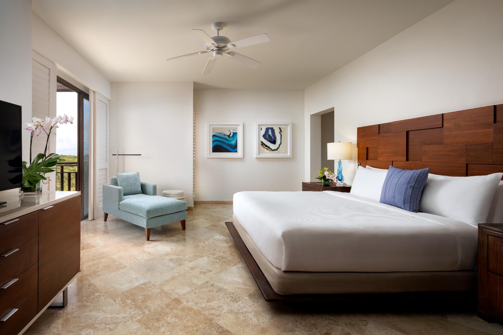 BAMBU SUITE 1 KING 1853sf,172sm infinity pool o verlooking the entire resort, butler services