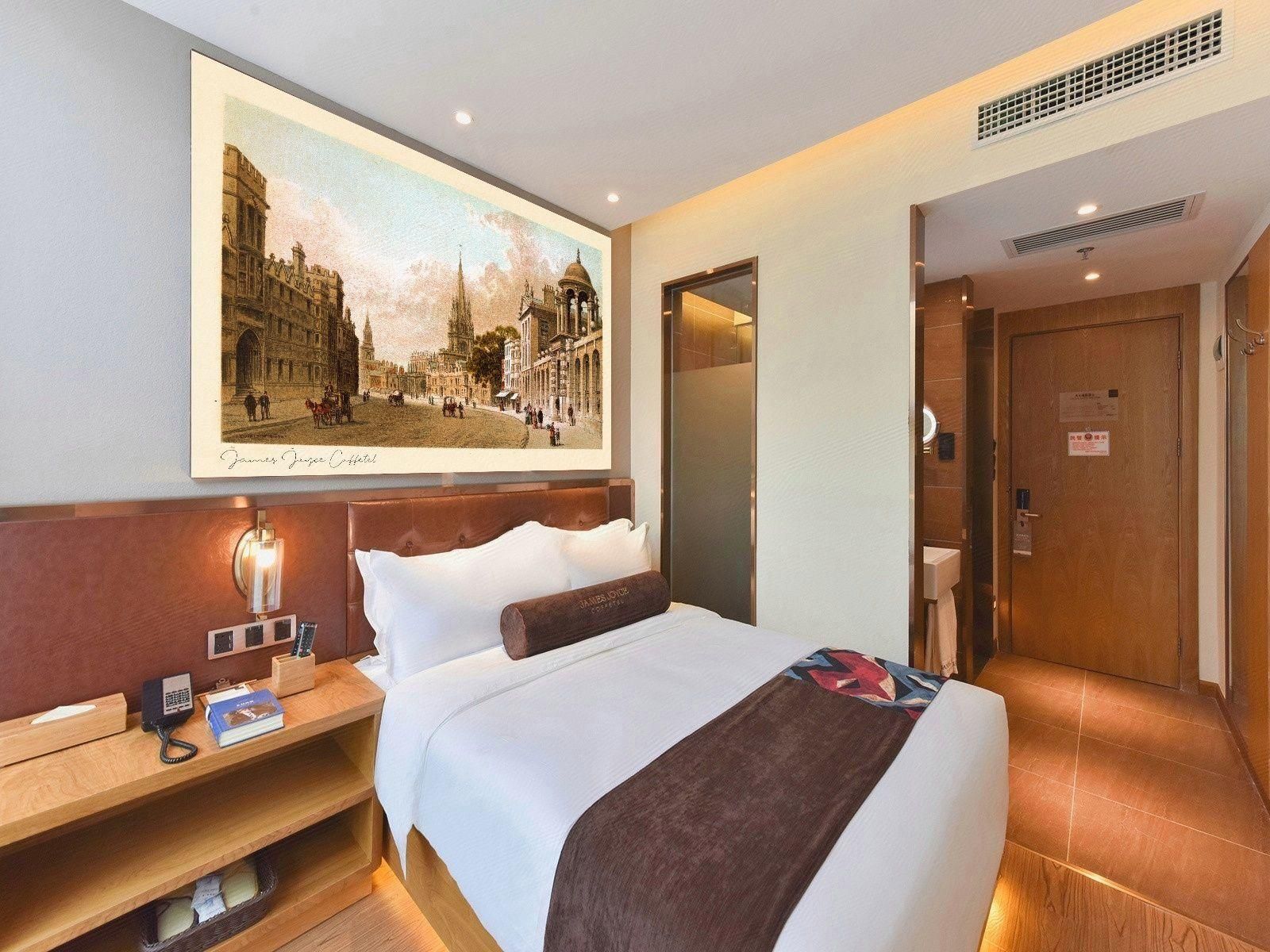 James Joyce - Queen Bed Room