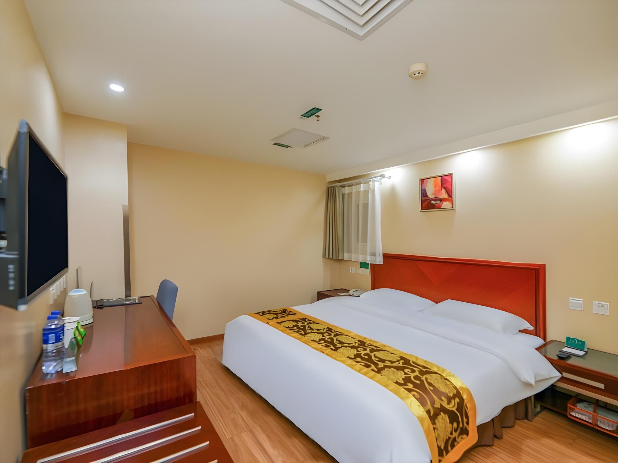 GTI - 1 Bed Guest Room no Window, 1.8M Bed