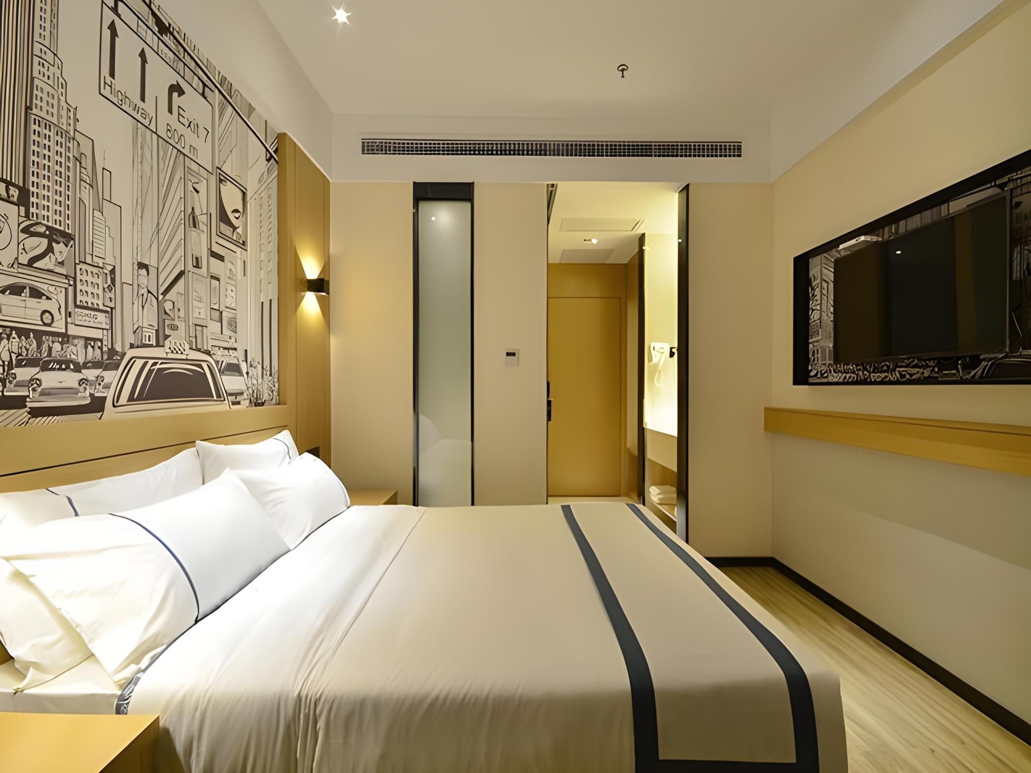 Stand Queen Room