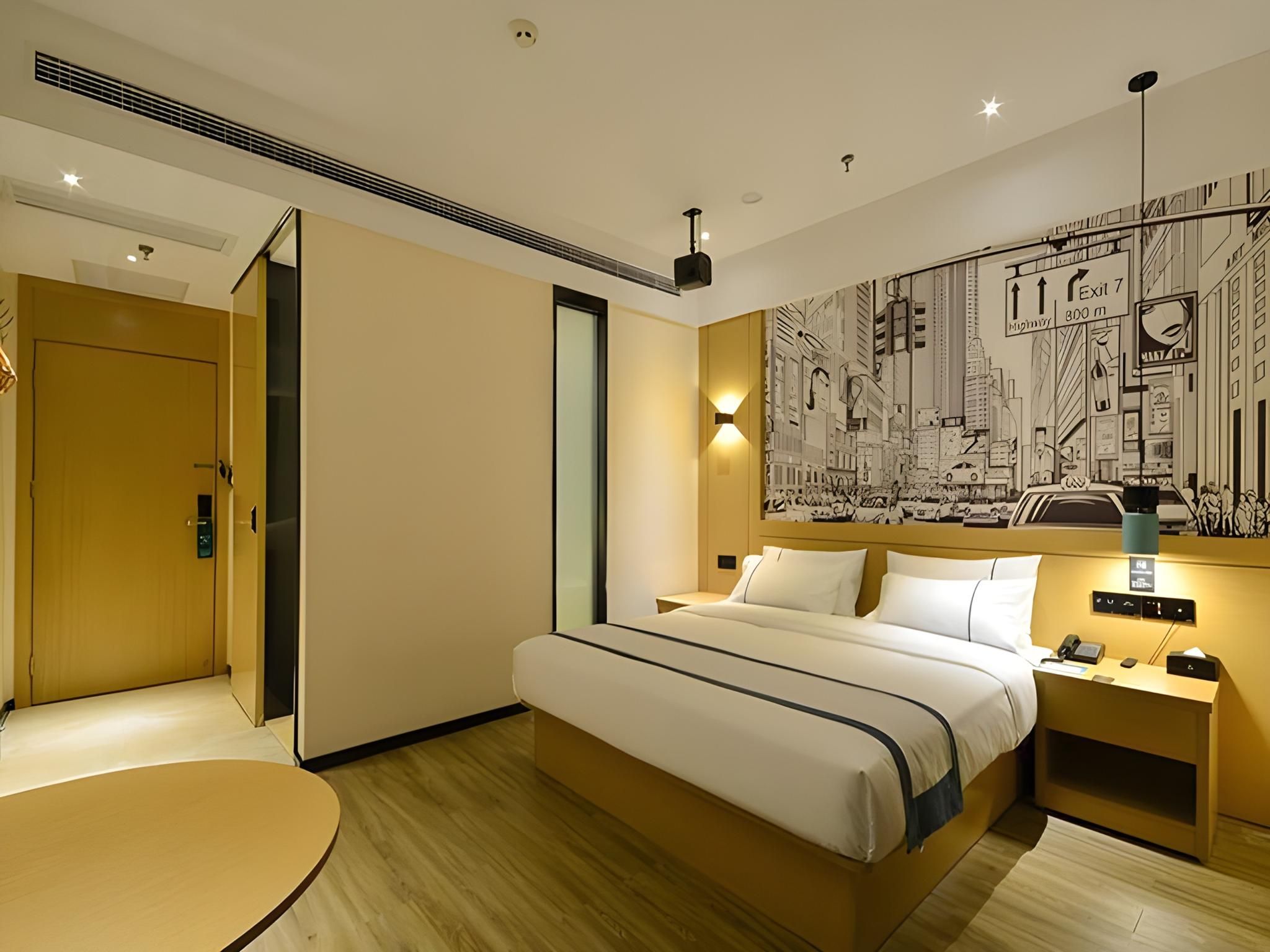 Stand Queen Room