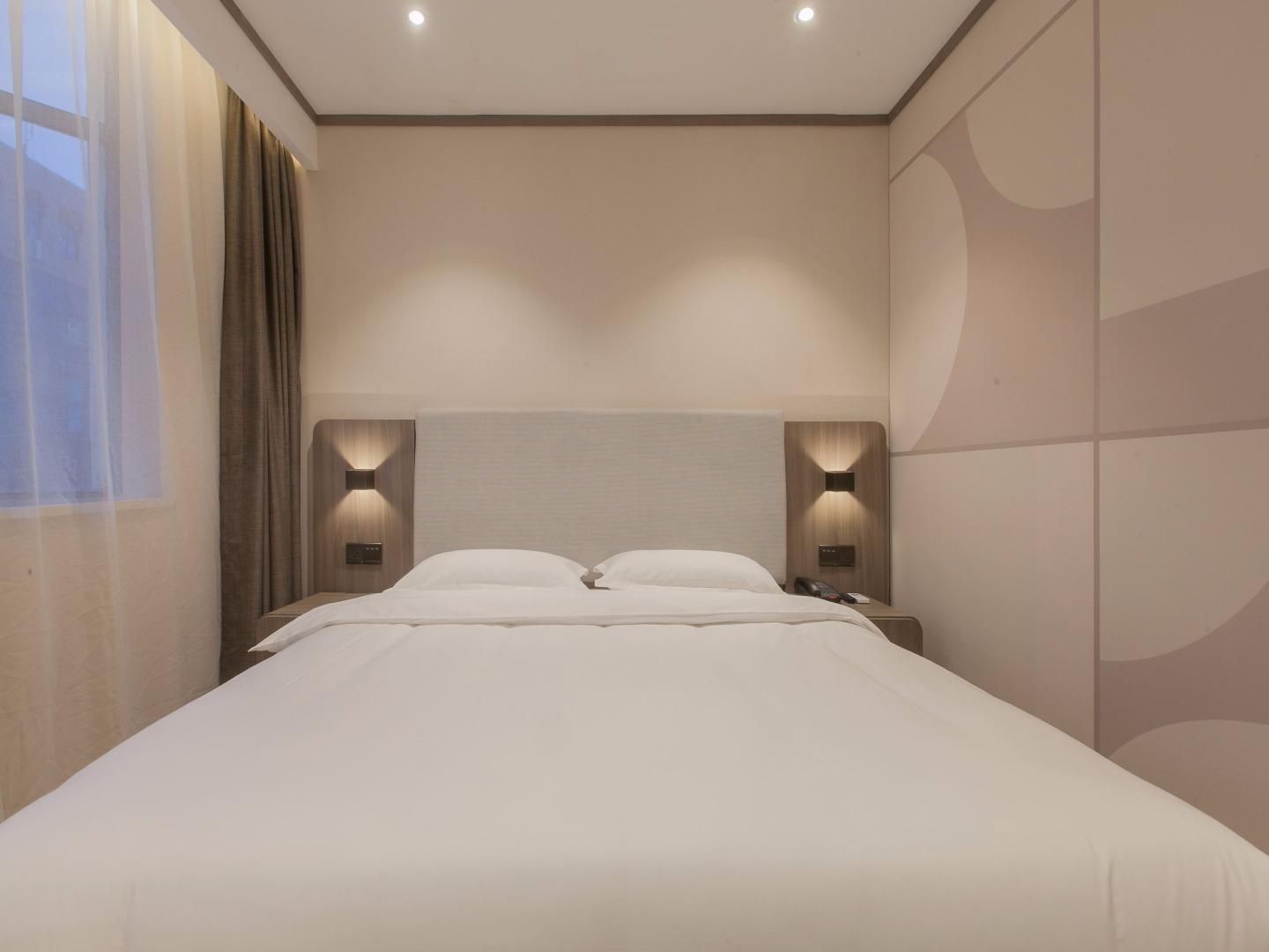 Huazhu - Room With Bed