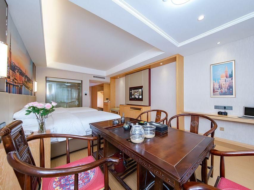 Vienna - Functional Chess Room With Twin Bed