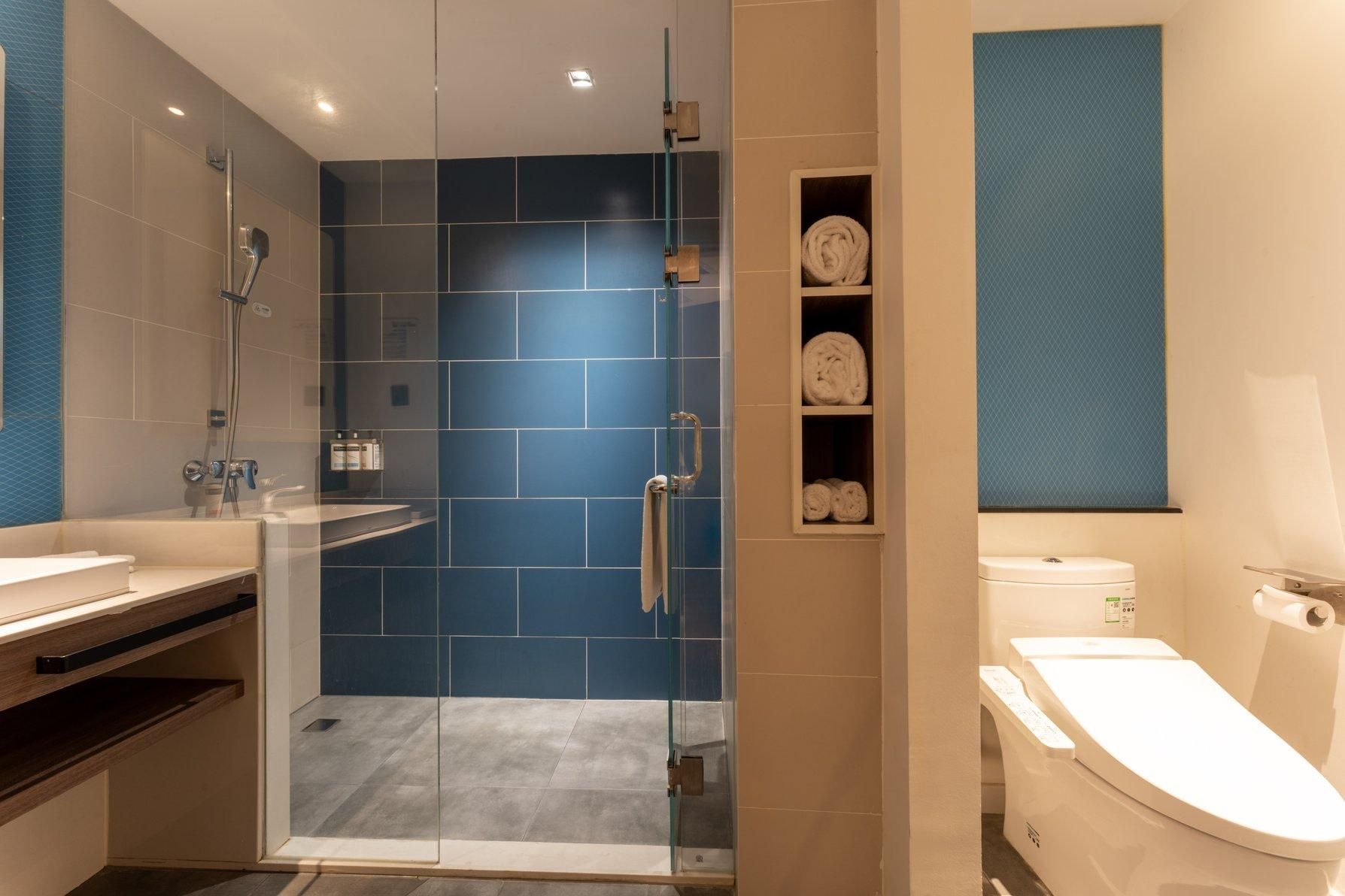 Holiday Inn Express Yichang Riverside By IHG 1 King Bed Standard River View 3