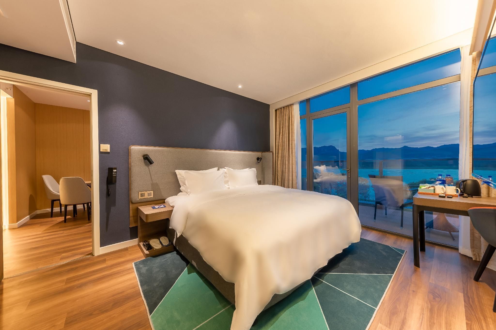 1 King Bed Suite