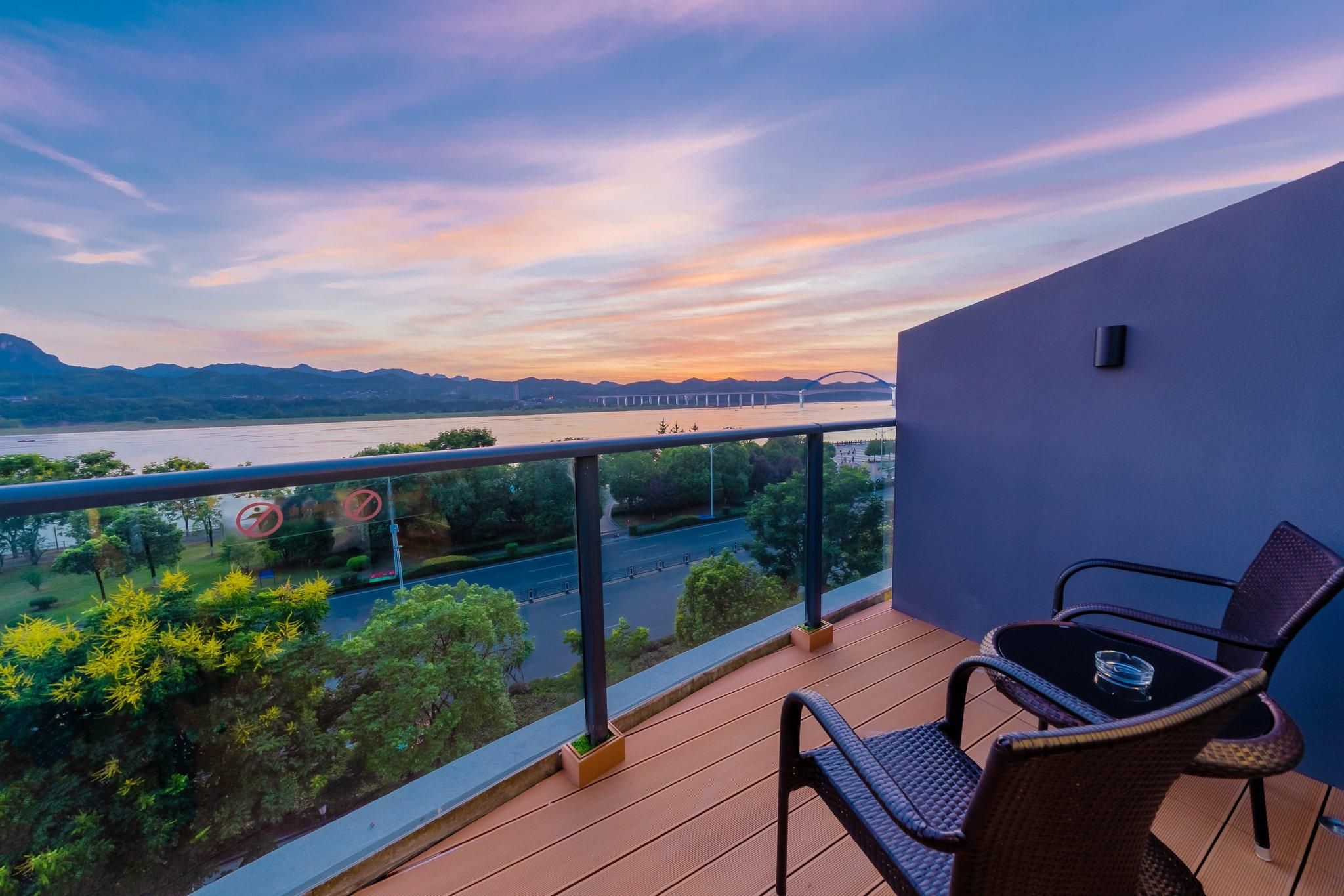 Holiday Inn Express Yichang Riverside By IHG 1 King Bed Standard River View 2