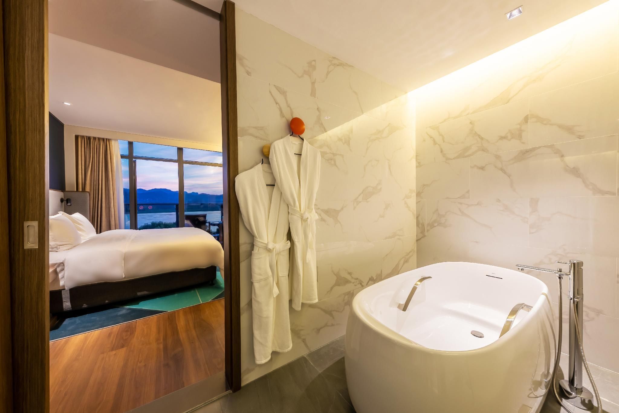 1 King Bed Suite