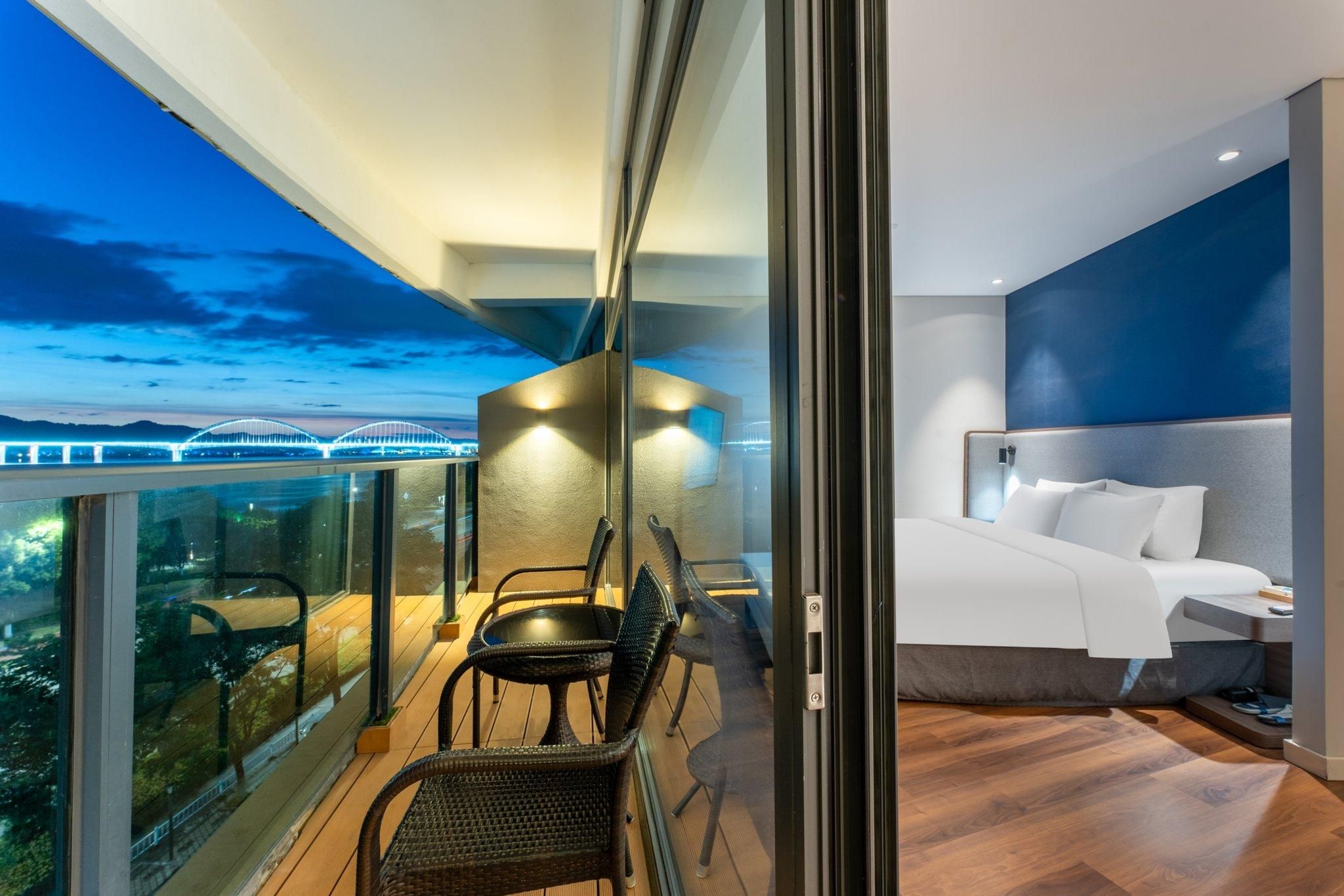 Holiday Inn Express Yichang Riverside By IHG 1 King Bed Standard Extra Space River Vw 2