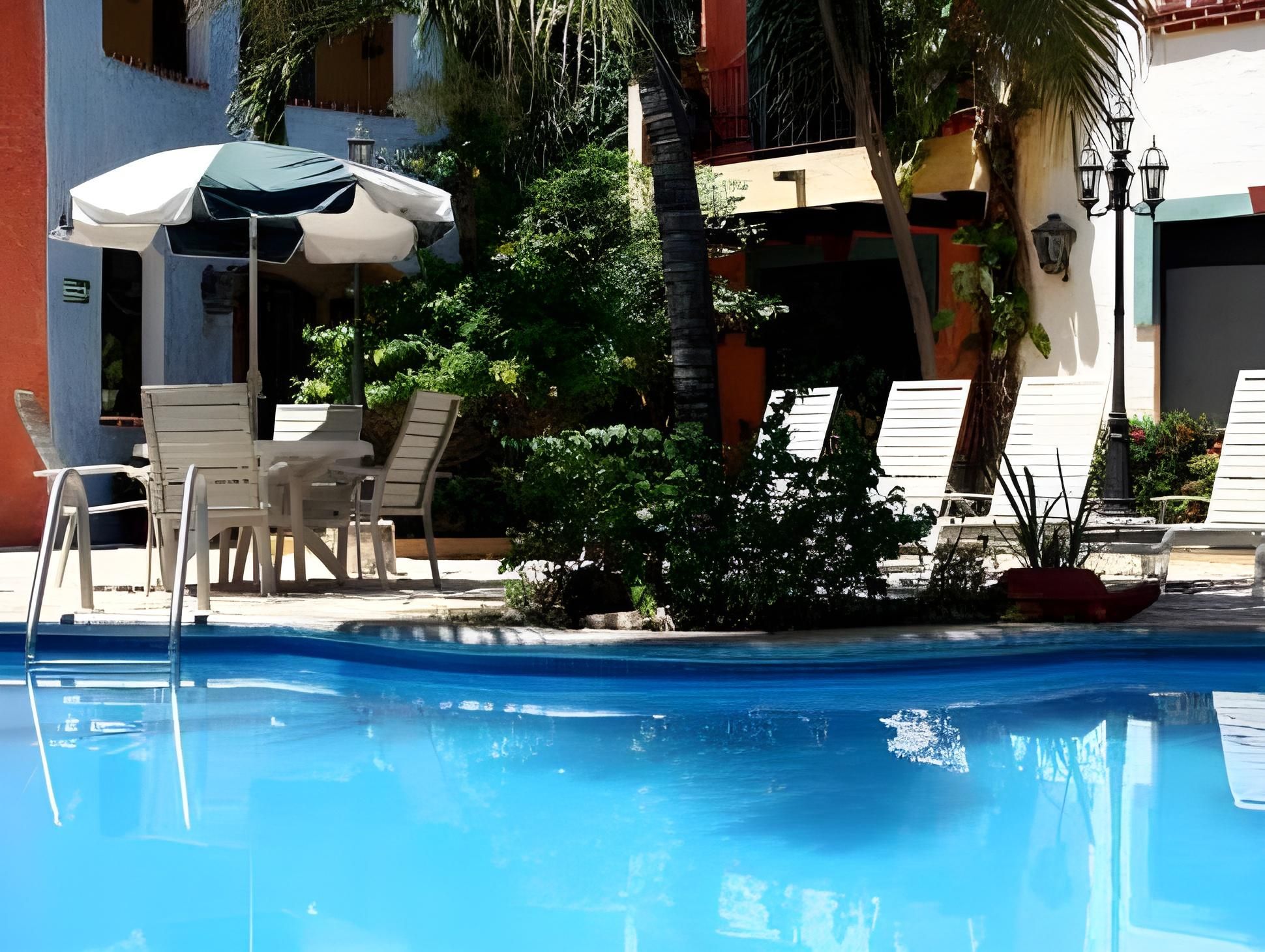 swimming pool [outdoor]