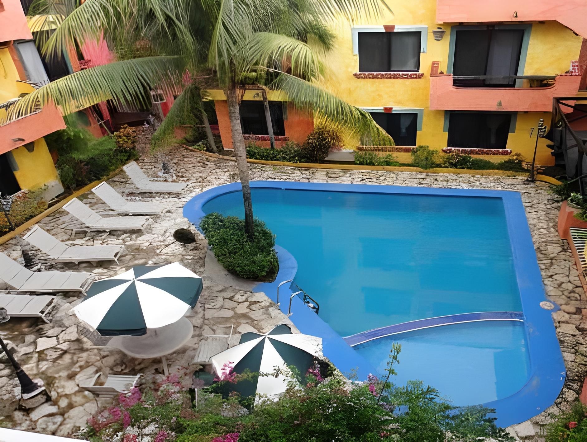 swimming pool [outdoor]