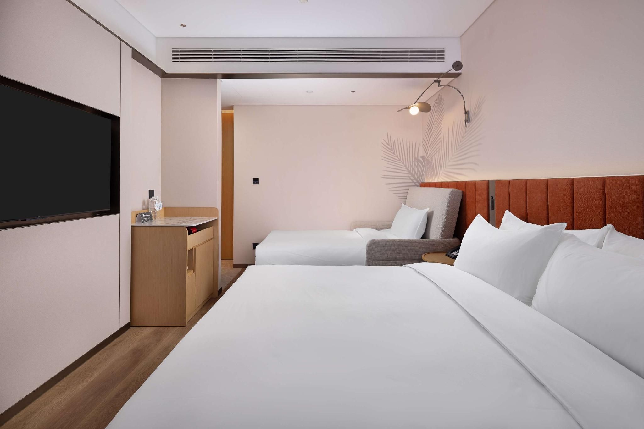 Hilton Garden Inn Harbin Haxi King Guest Room with Sofa Bed 2