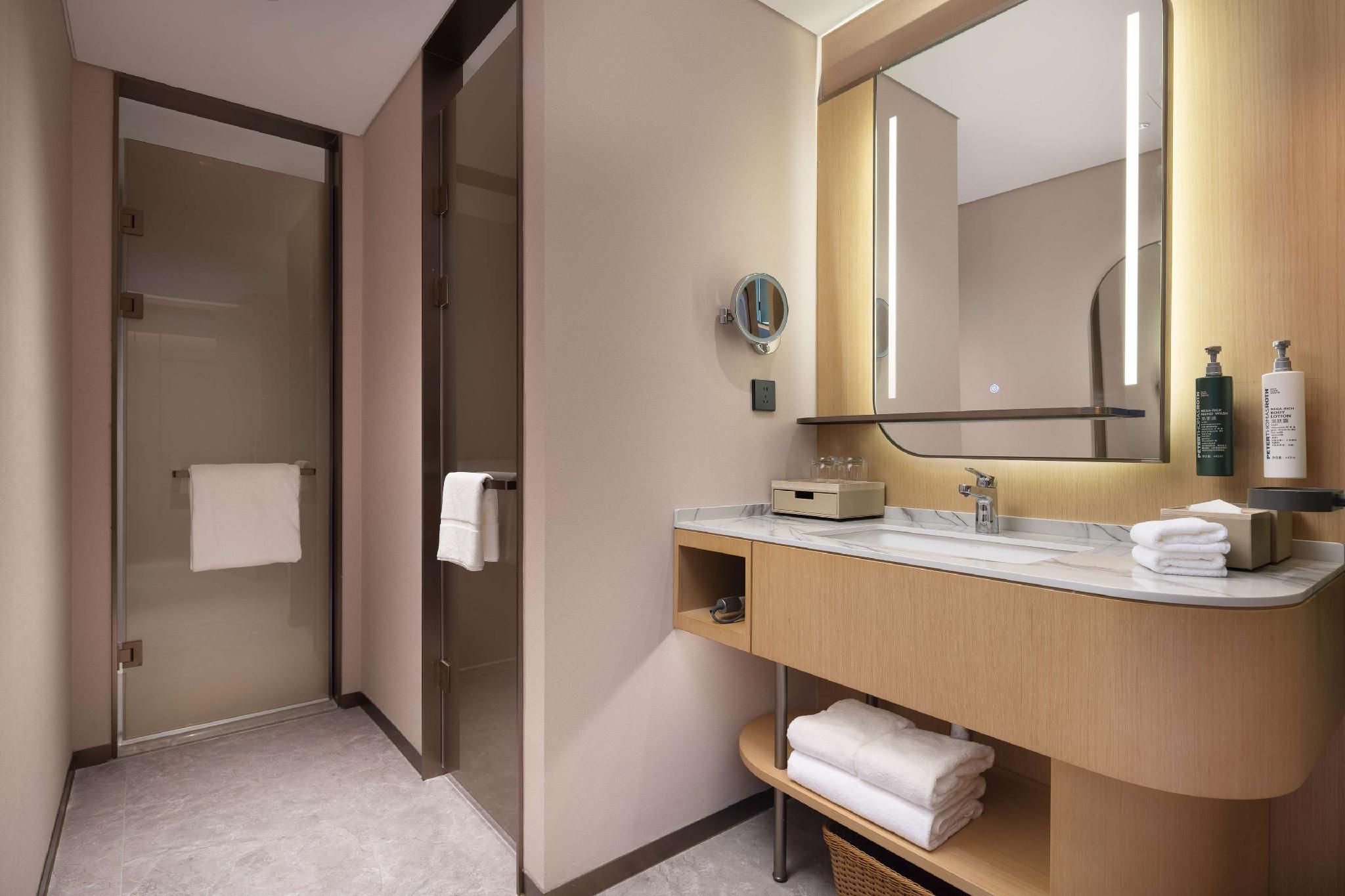 Hilton Garden Inn Harbin Haxi King Guest Room with Sofa Bed 3