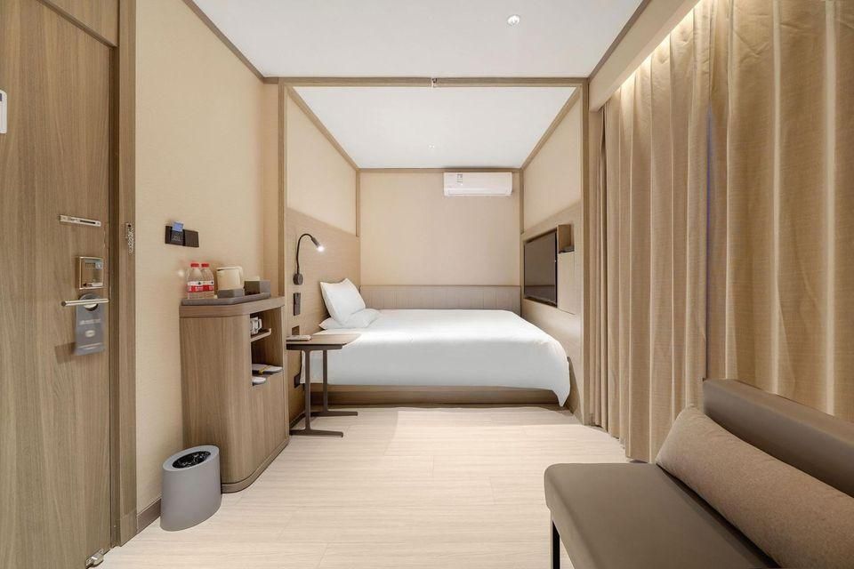 Hotel Queen Room