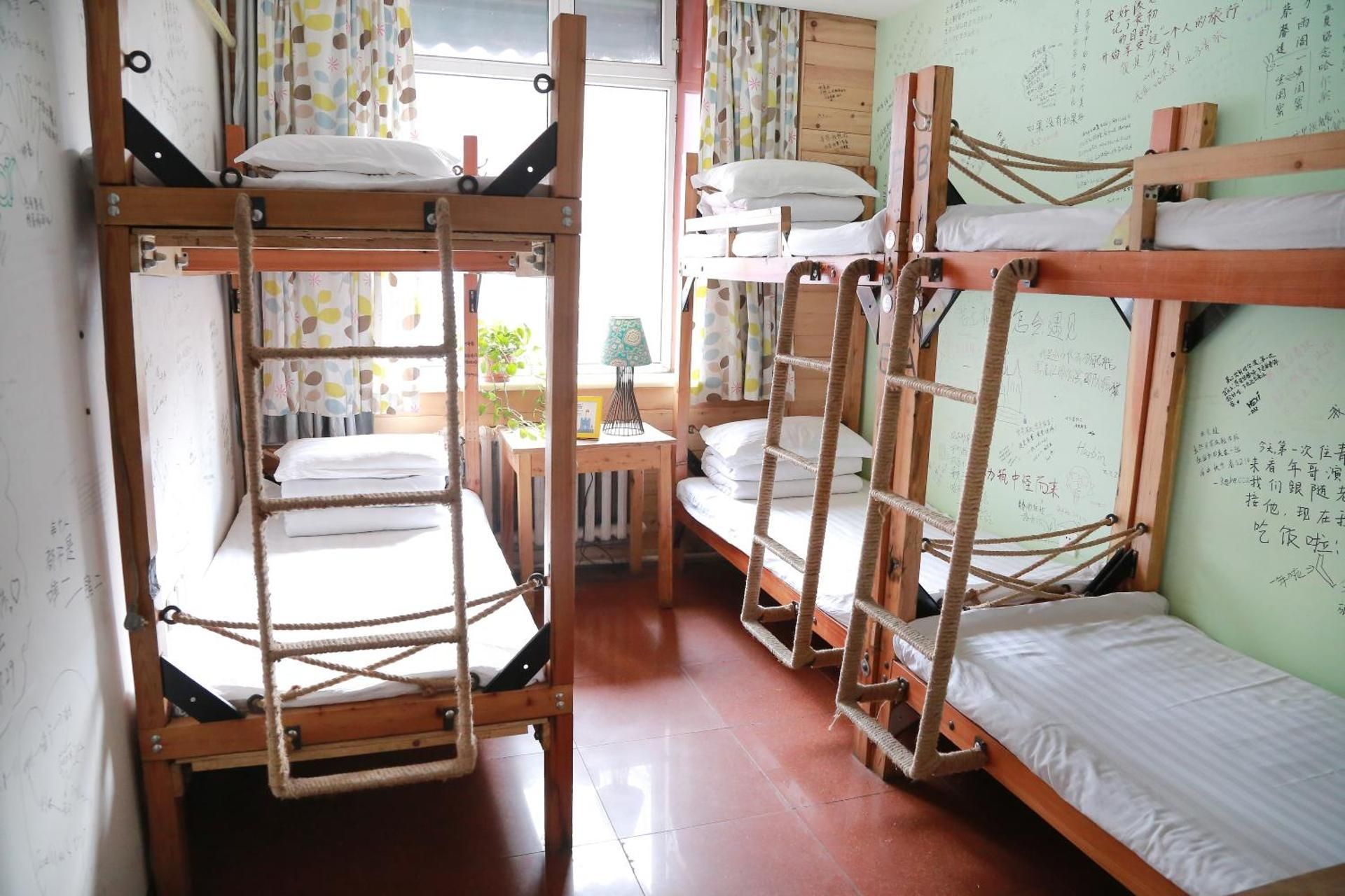 Single Bed in 6-Bed Dormitory Room with Shared Bathroom