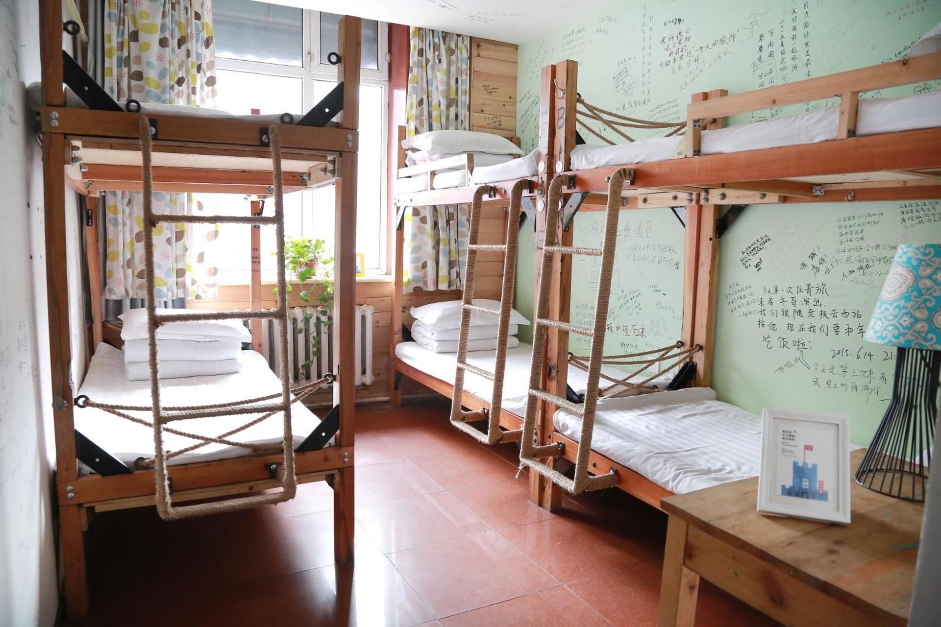 Single Bed in 6-Bed Dormitory Room with Shared Bathroom