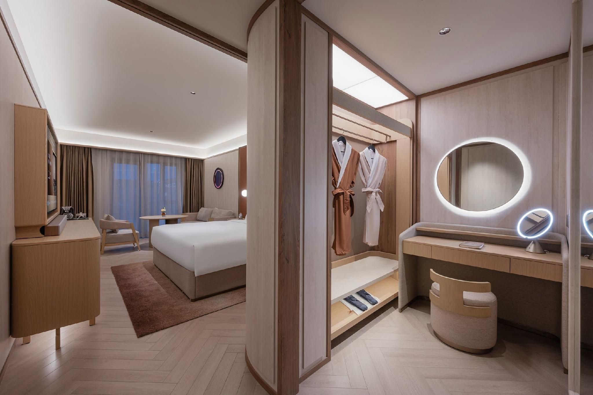 Deluxe Courtyard King Room